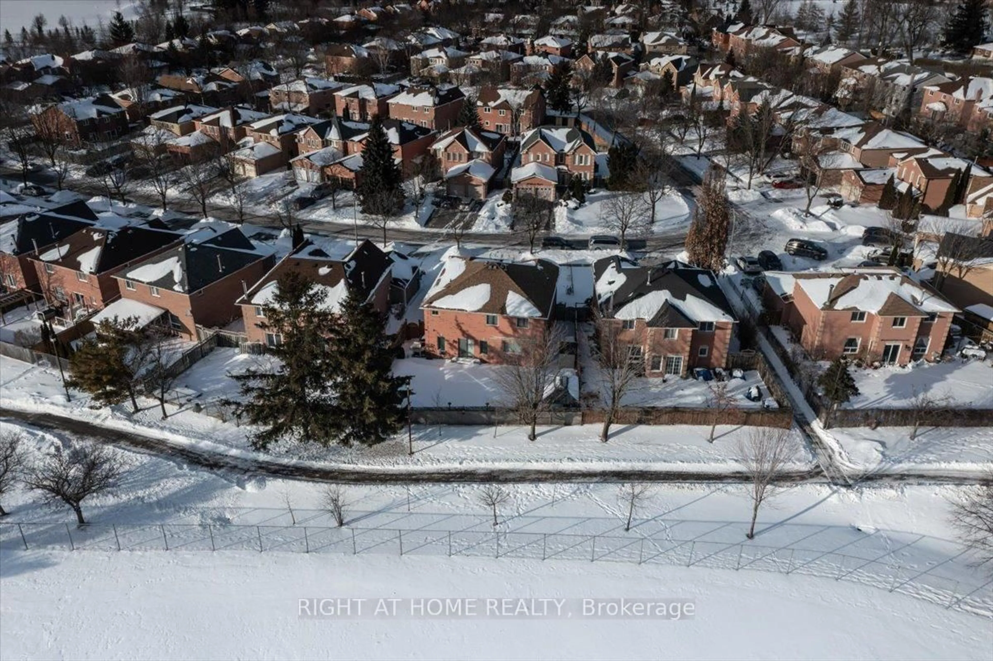 A pic from outside/outdoor area/front of a property/back of a property/a pic from drone, unknown for 33 Willcocks Cres, Ajax Ontario L1T 3L9