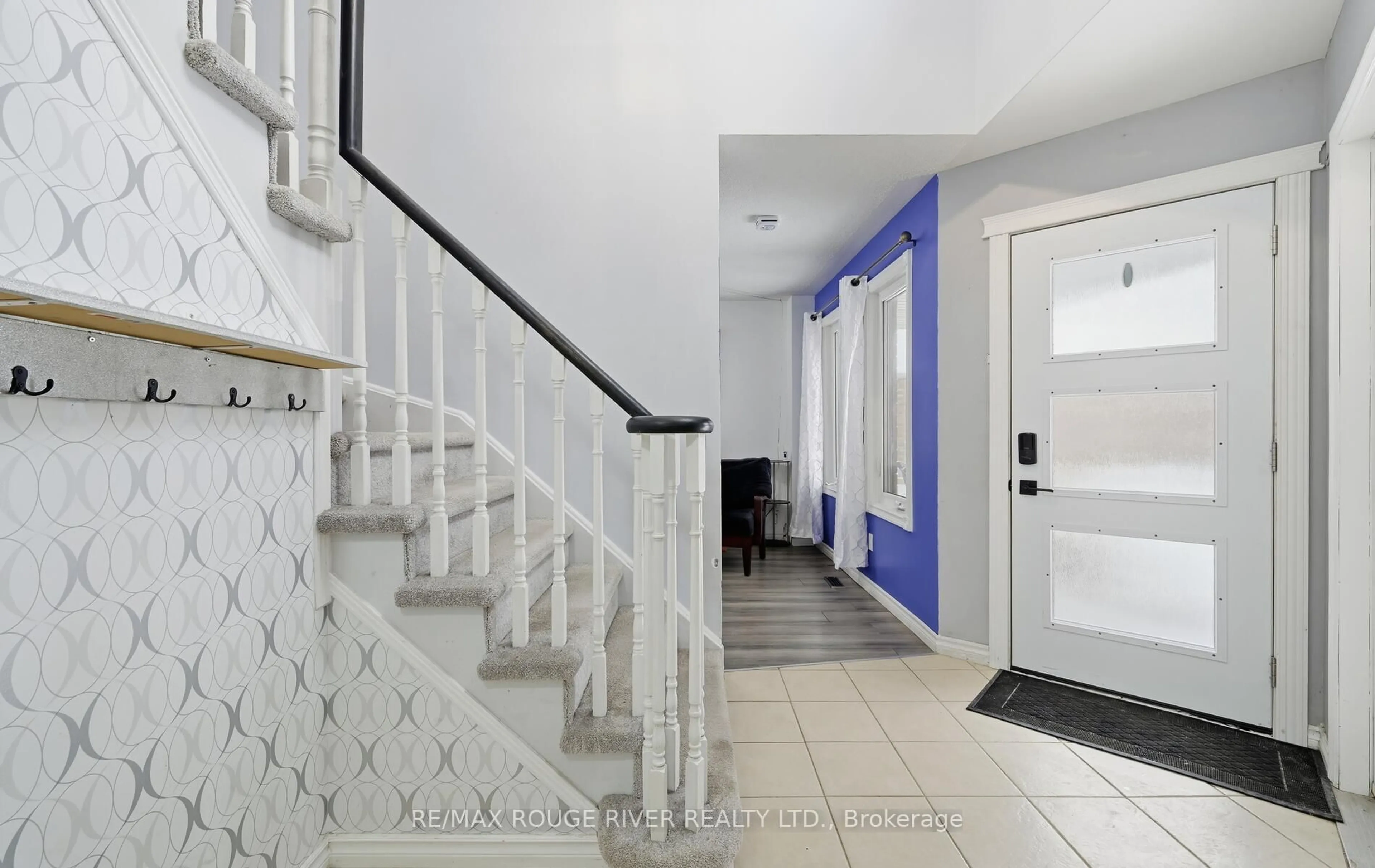 Indoor foyer for 22 Royal Pines Crt, Clarington Ontario L1C 4P4