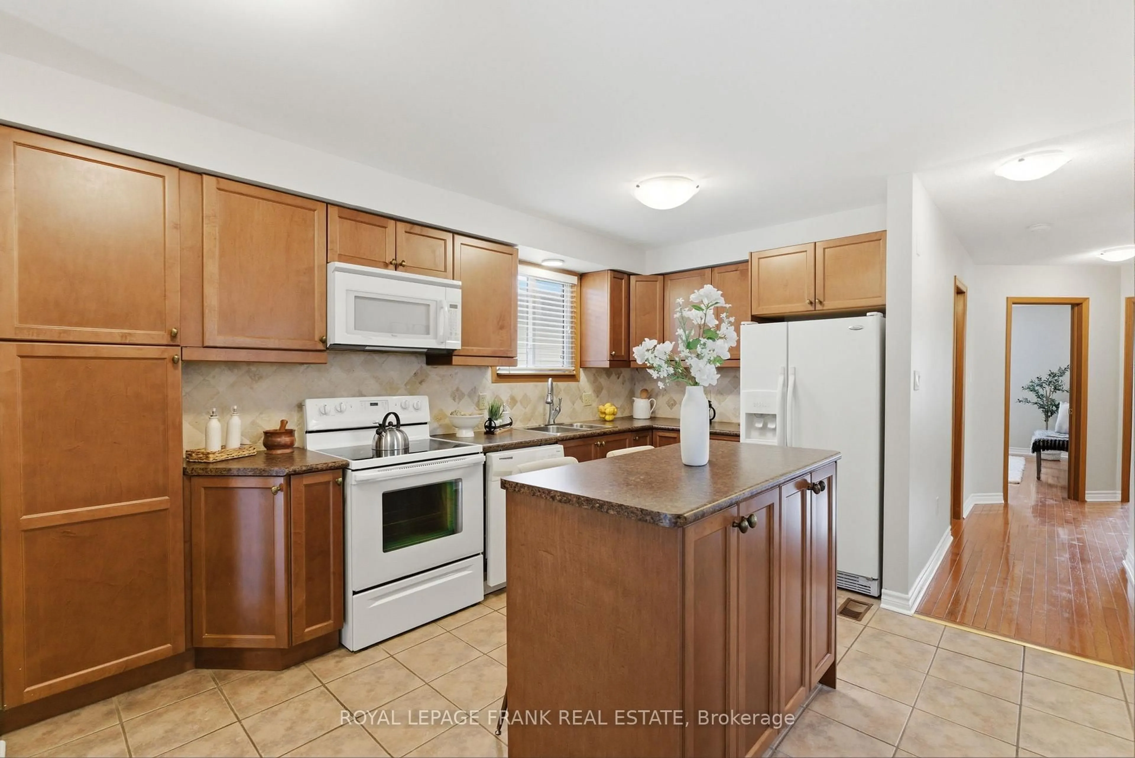 Standard kitchen, ceramic/tile floor for 102 Turnberry Cres, Clarington Ontario L1E 1A8