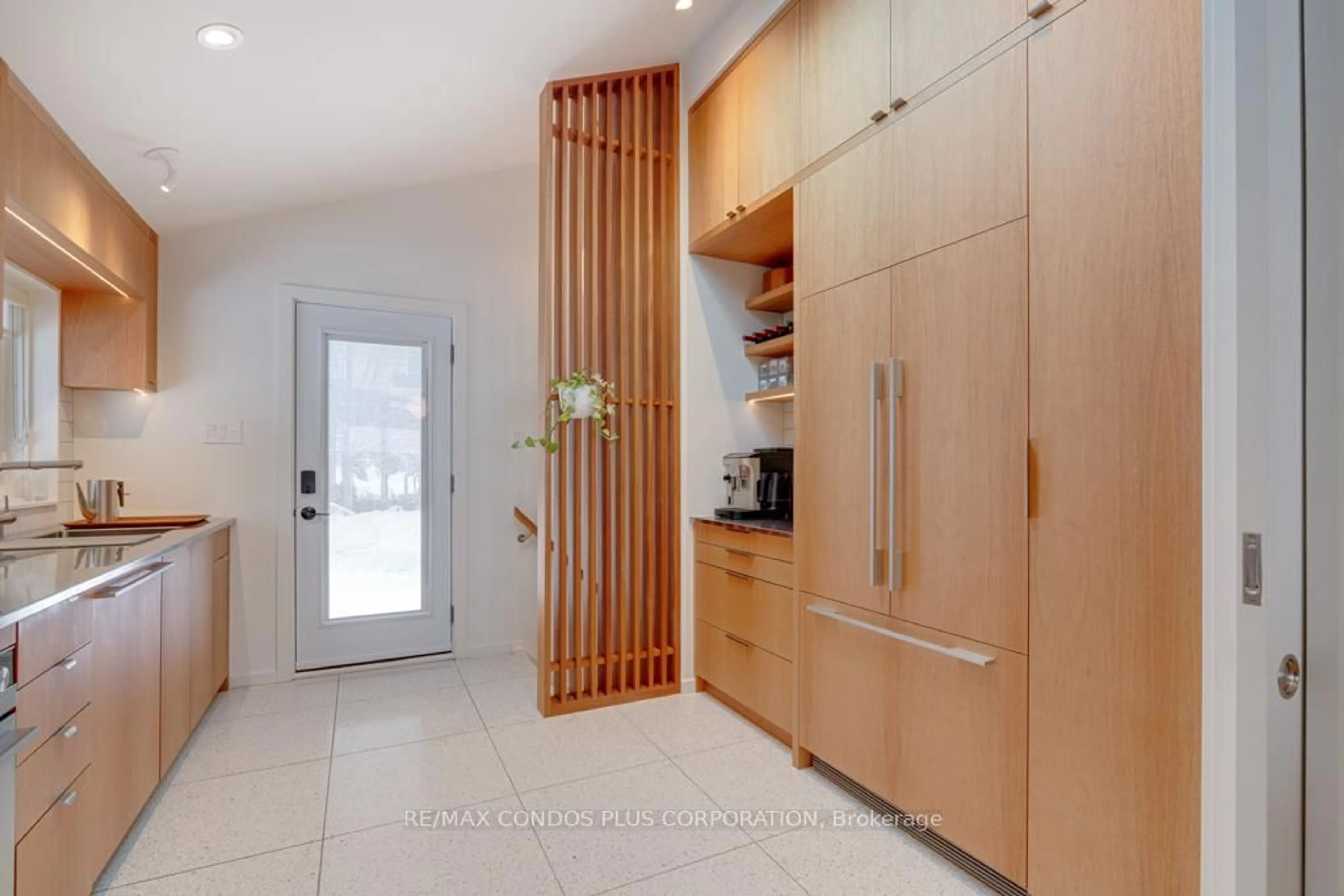 Indoor entryway for 6 Munson Cres, Toronto Ontario M1P 3M7