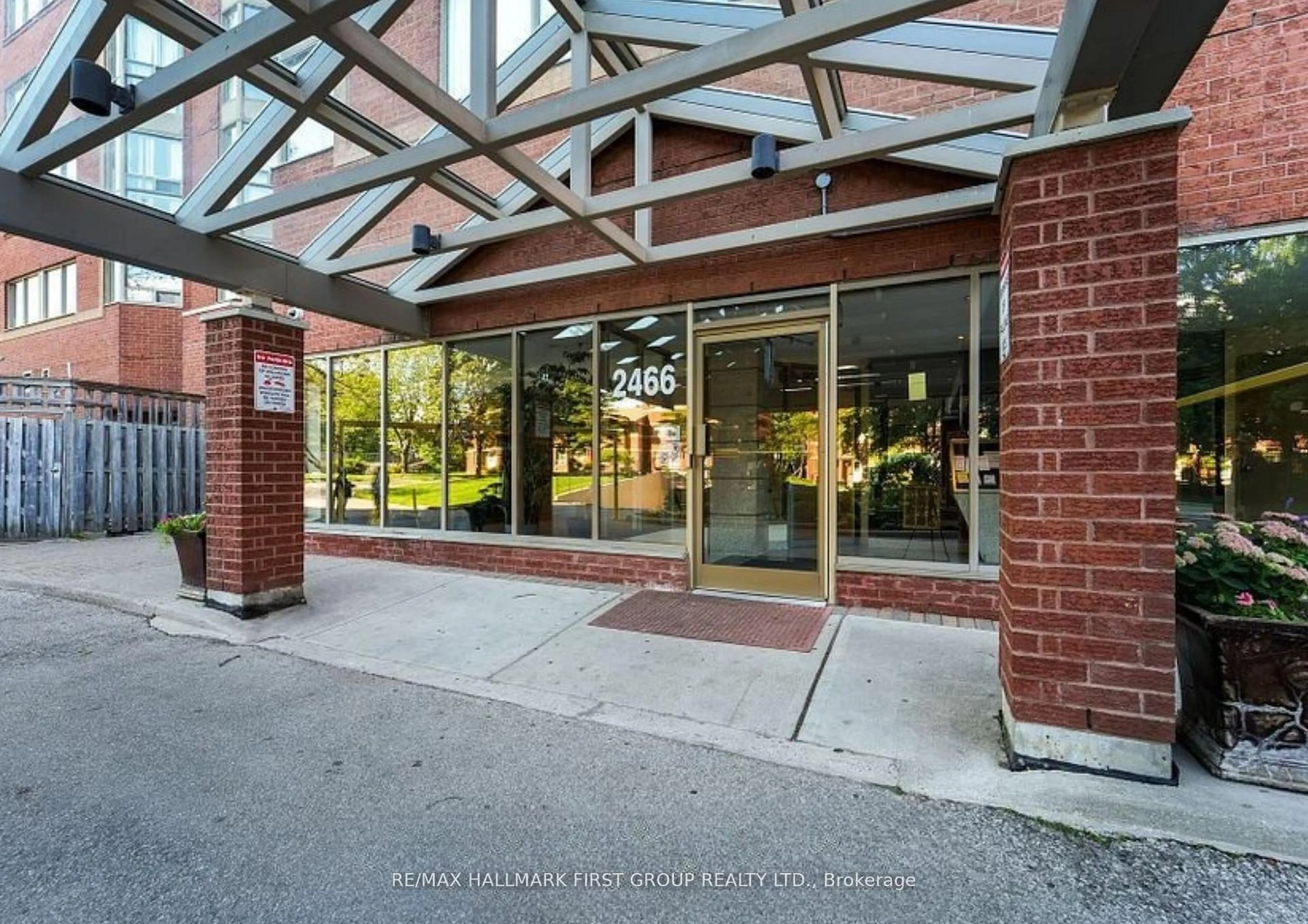 Indoor foyer for 2466 Eglinton Ave #807, Toronto Ontario M1K 5J8