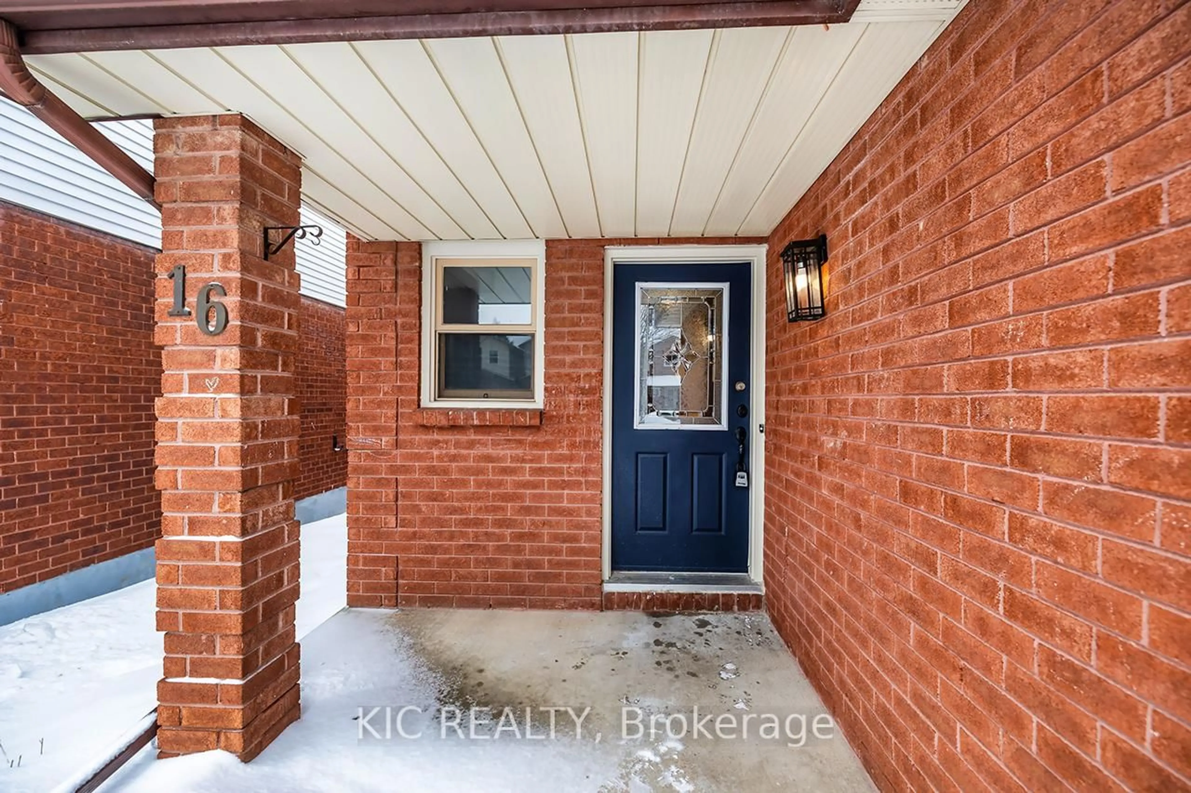 Indoor entryway for 16 Turnberry Cres, Clarington Ontario L1E 1A6