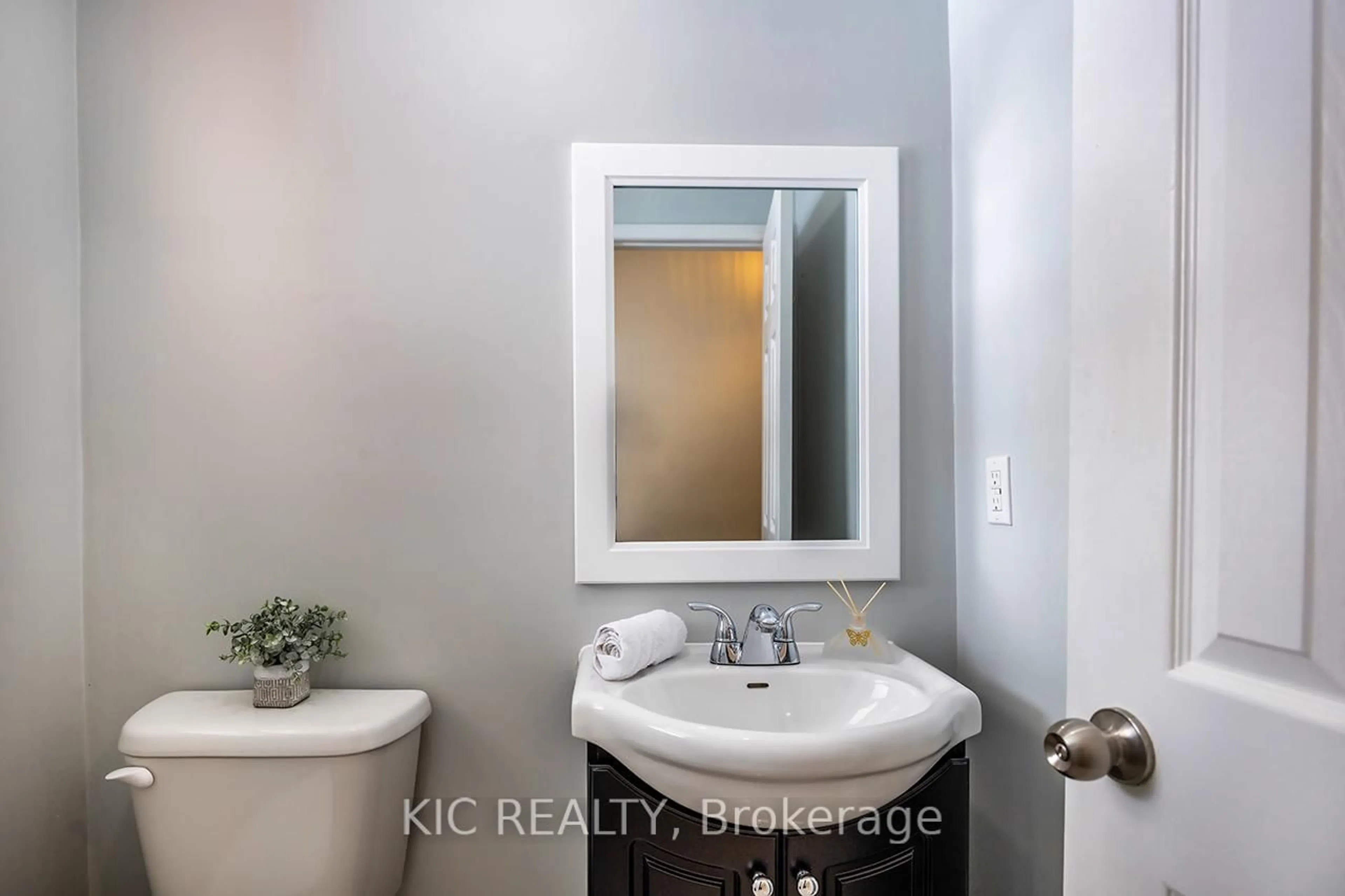 A pic of a room for 16 Turnberry Cres, Clarington Ontario L1E 1A6