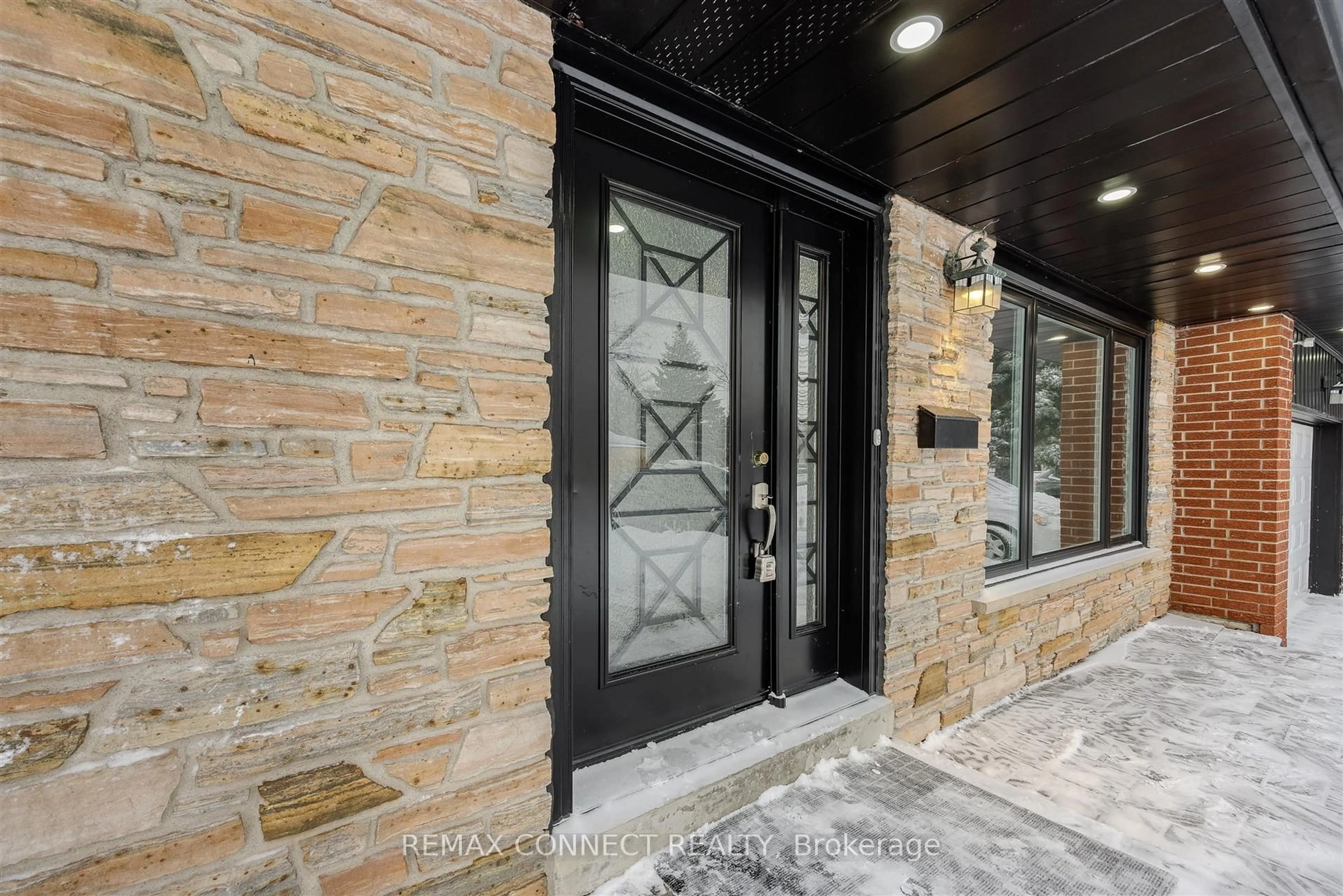 Indoor entryway for 61 Rotary Dr, Toronto Ontario M1B 2J4