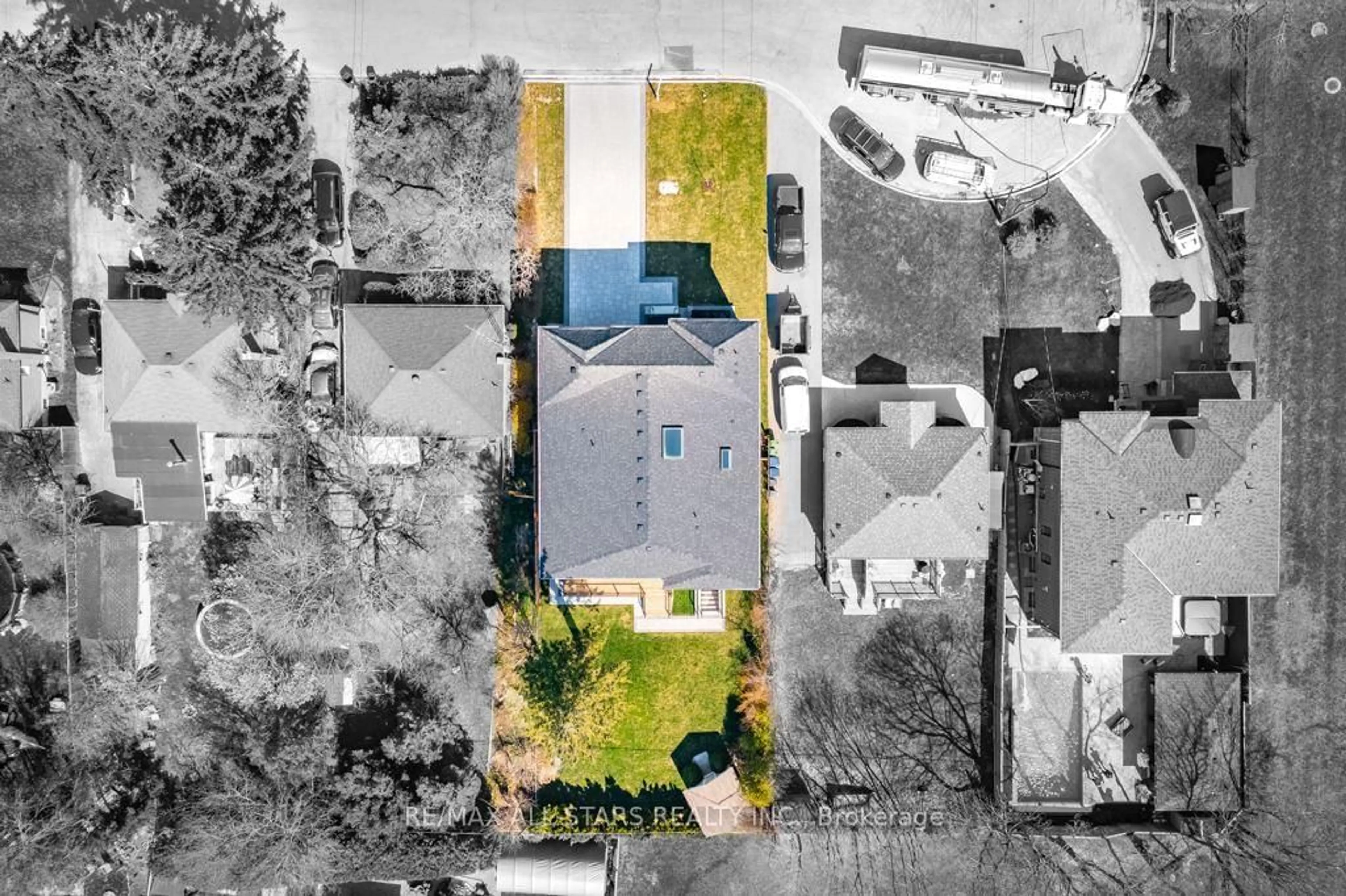A pic from outside/outdoor area/front of a property/back of a property/a pic from drone, street for 93 Cree Ave, Toronto Ontario M1M 1Z9
