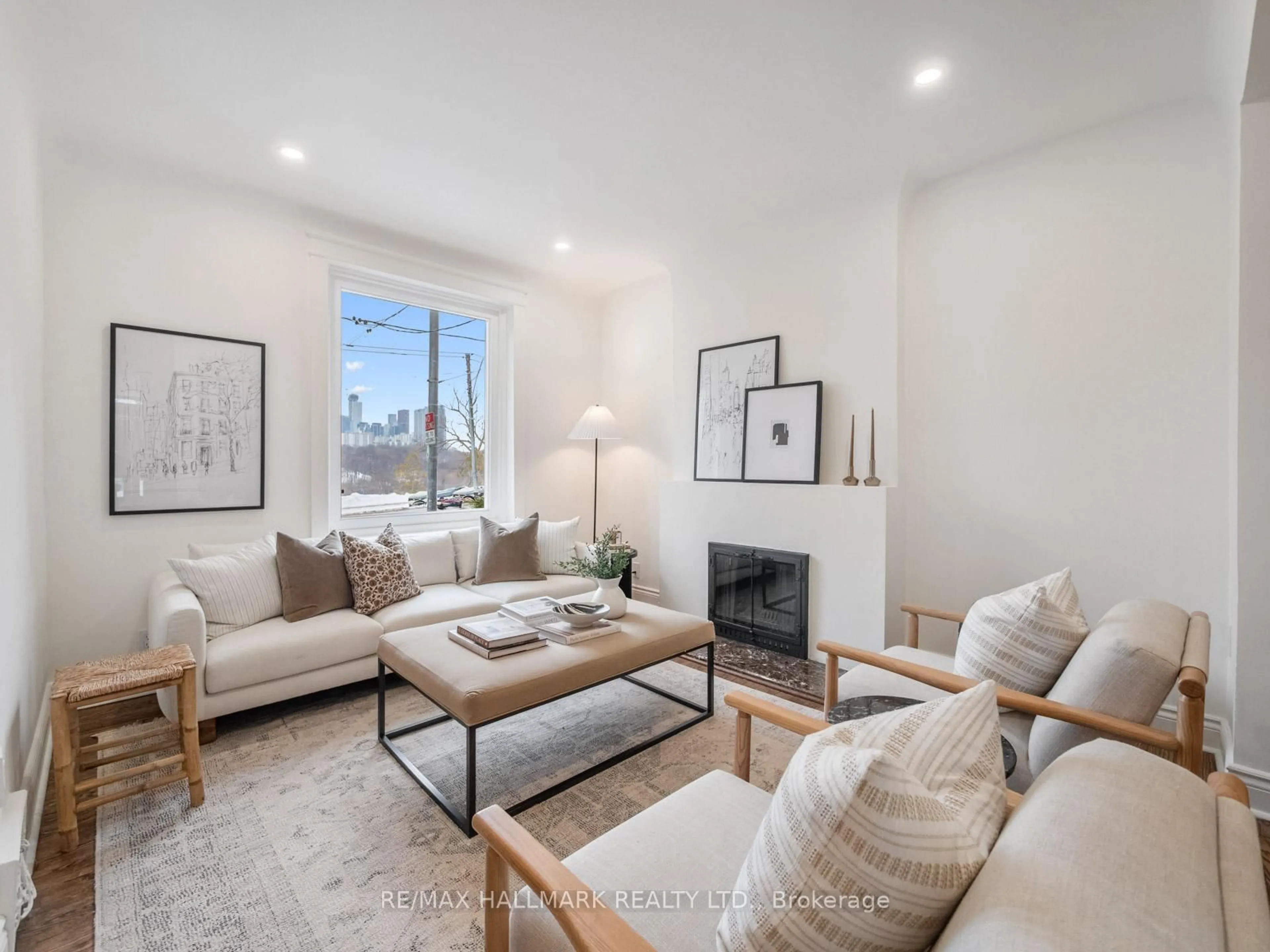 Living room with furniture, unknown for 491 Broadview Ave, Toronto Ontario M4K 2N4