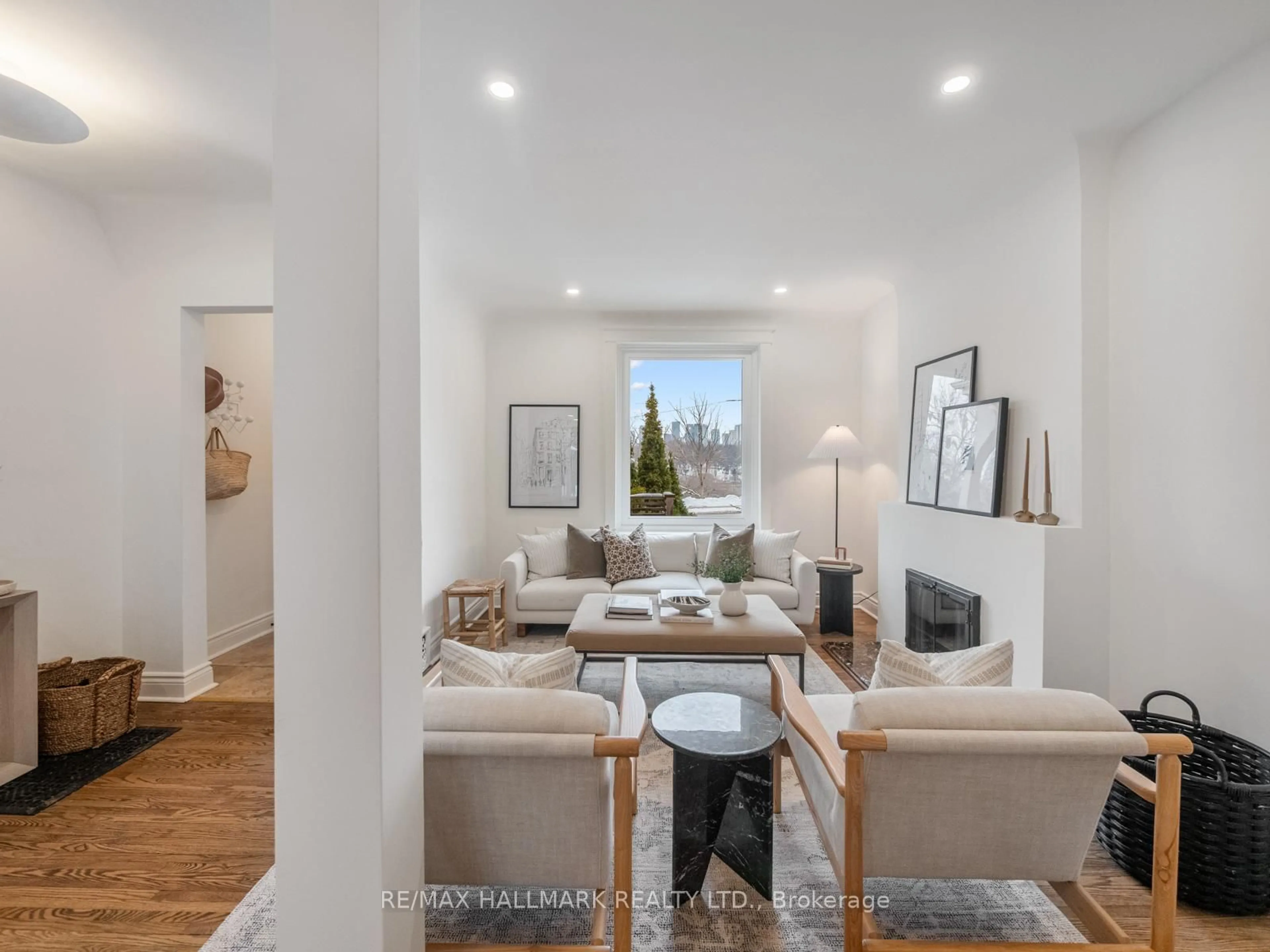 Living room with furniture, unknown for 491 Broadview Ave, Toronto Ontario M4K 2N4