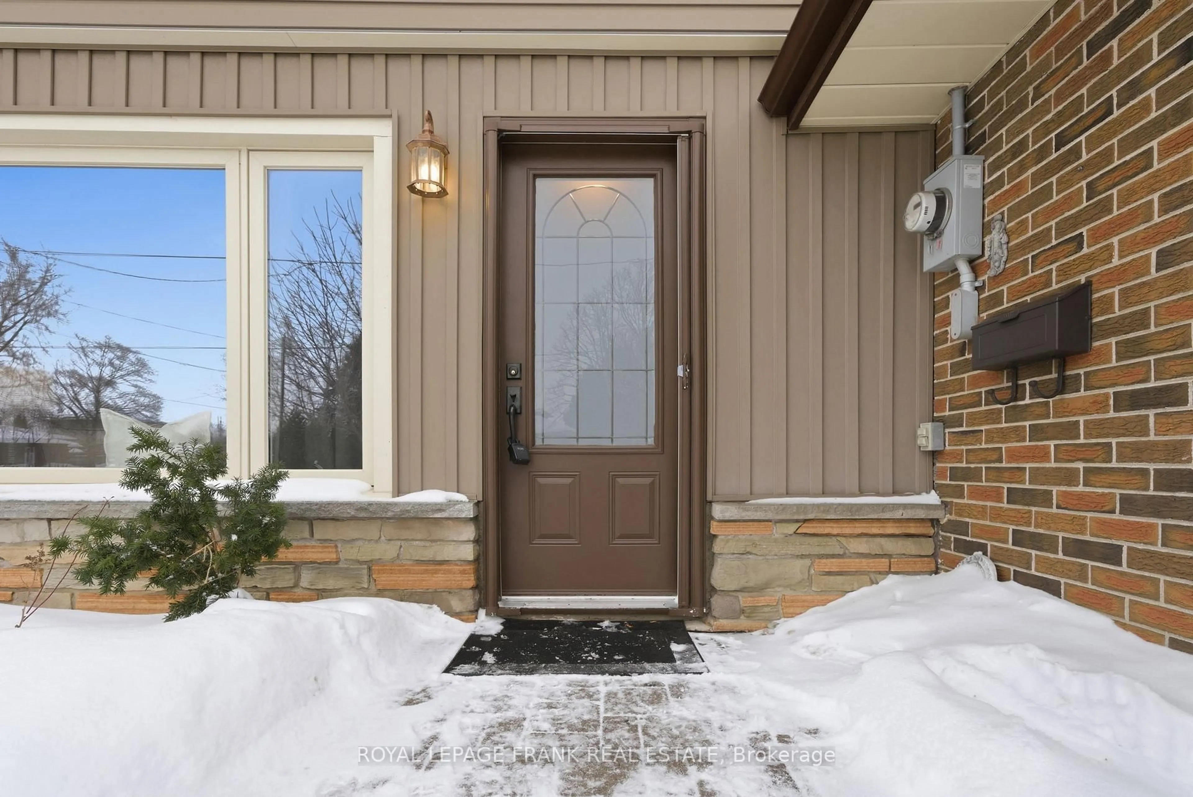 Indoor entryway for 1143 Windermere Ave, Oshawa Ontario L1H 1T8