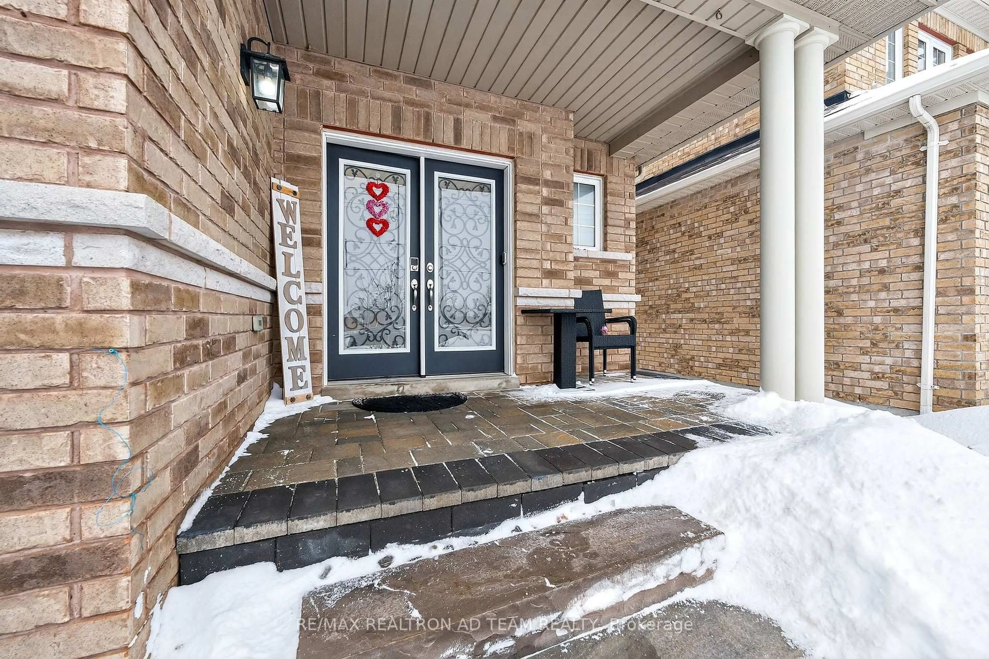 Indoor entryway for 902 Wrenwood Dr, Oshawa Ontario L1K 0W1