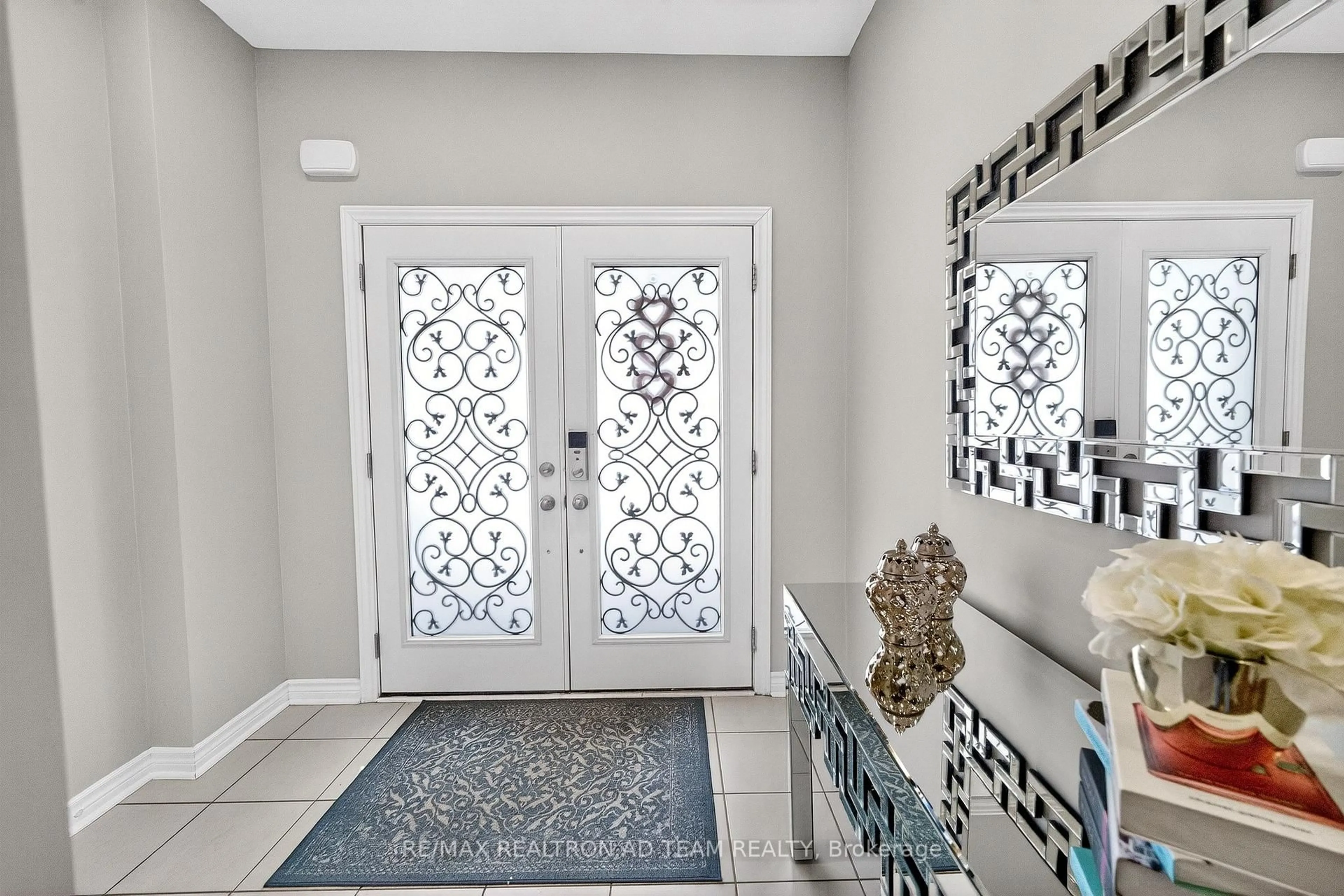 Indoor entryway for 902 Wrenwood Dr, Oshawa Ontario L1K 0W1