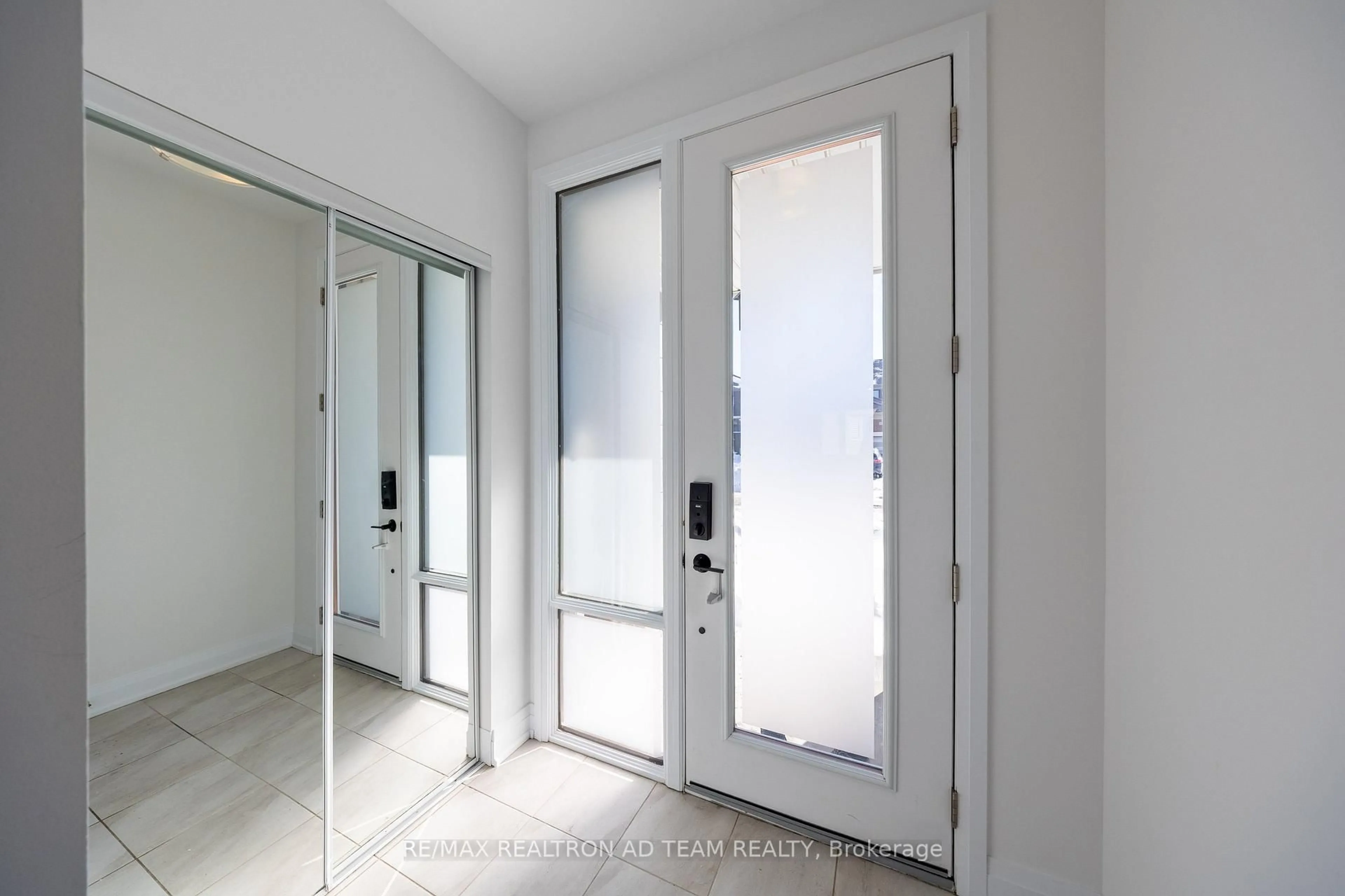 Indoor entryway for 972 Crowsnest Hollow Ave, Pickering Ontario L1X 0P4