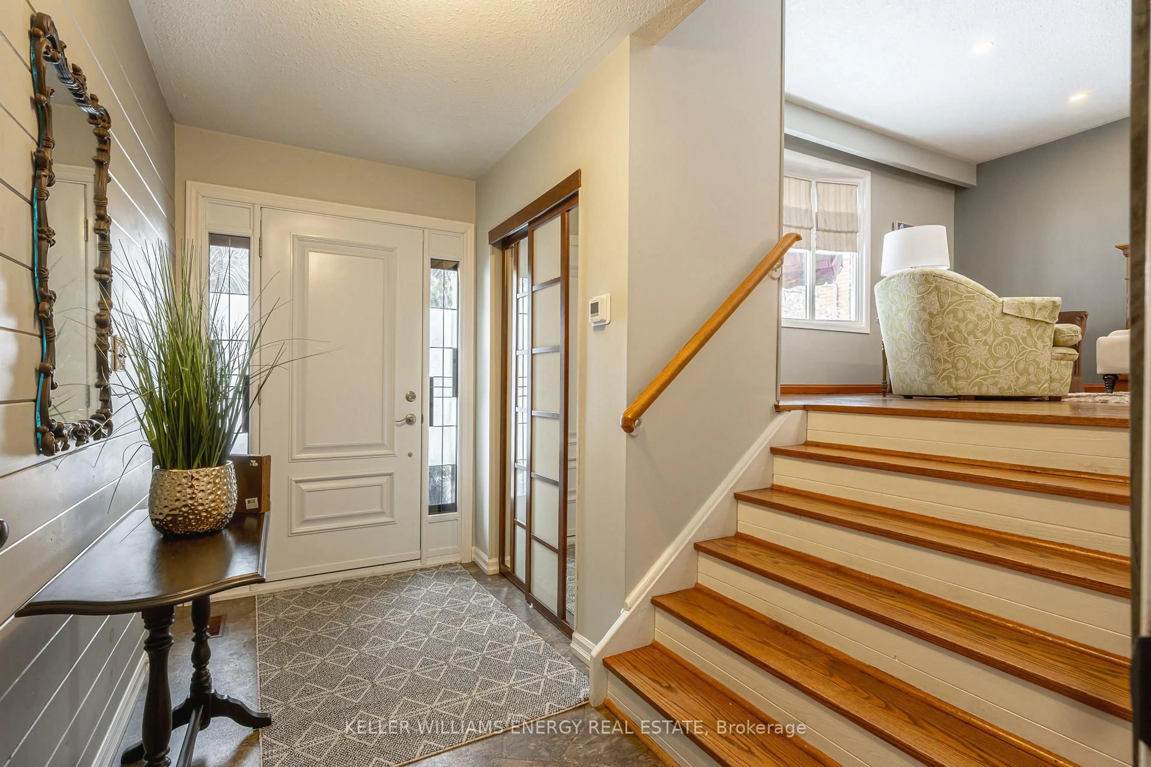 Indoor entryway for 327 Keewatin St, Oshawa Ontario L1H 6Z9