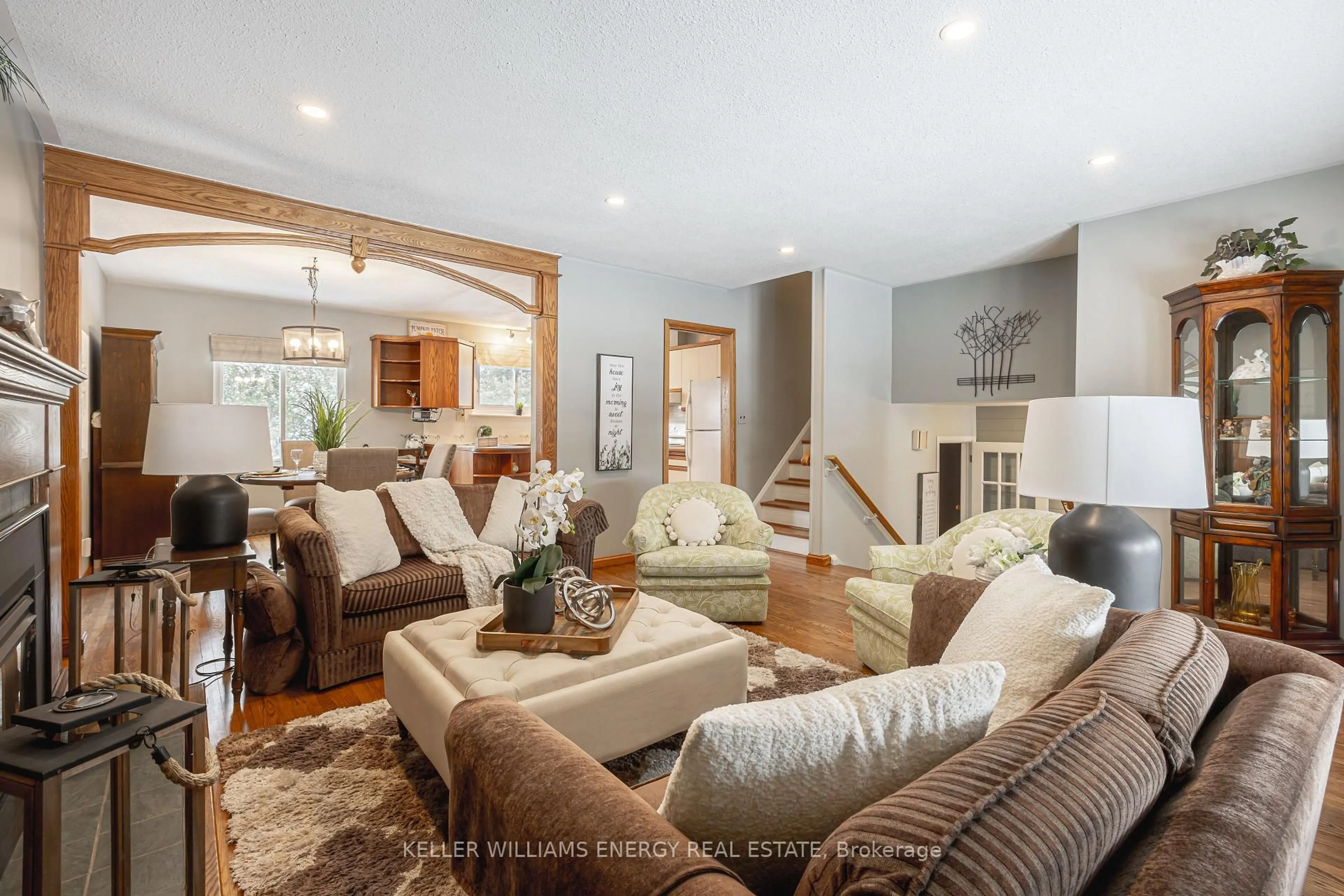 Living room with furniture, unknown for 327 Keewatin St, Oshawa Ontario L1H 6Z9