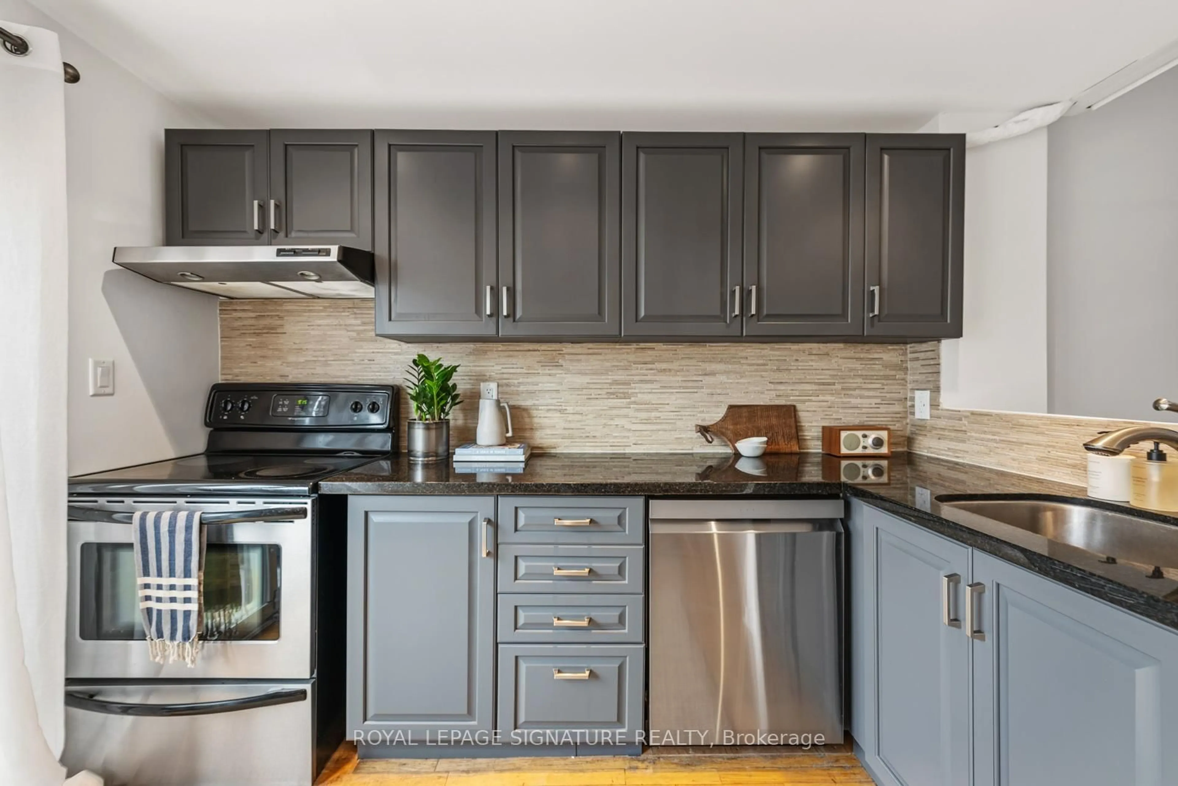 Unknown for 1666 Queen St #9, Toronto Ontario M4L 1G3