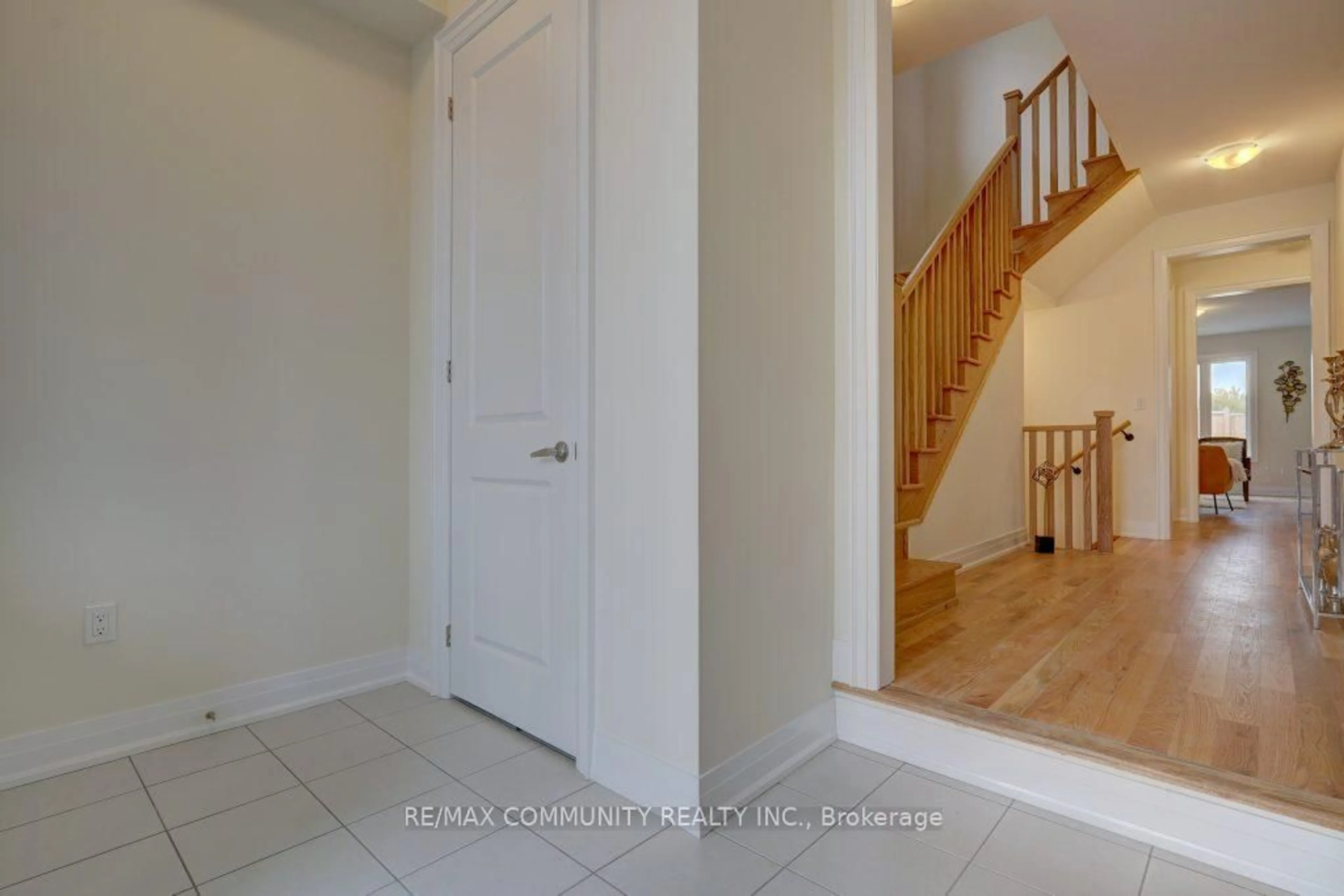 Indoor entryway for 59 Hoad St, Clarington Ontario L1B 0W1