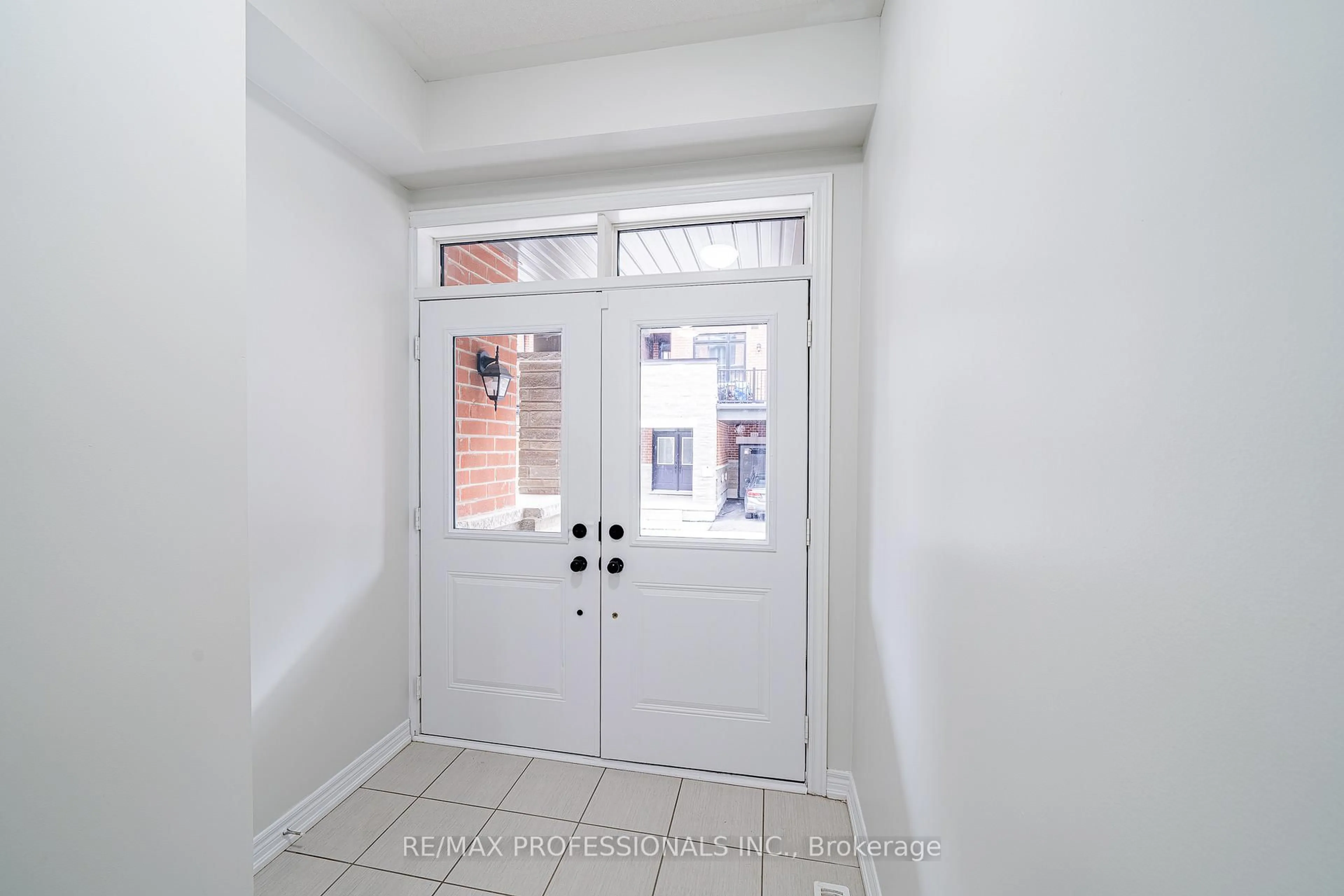 Indoor entryway for 520 Littlewood Lane, Ajax Ontario L1S 0H1