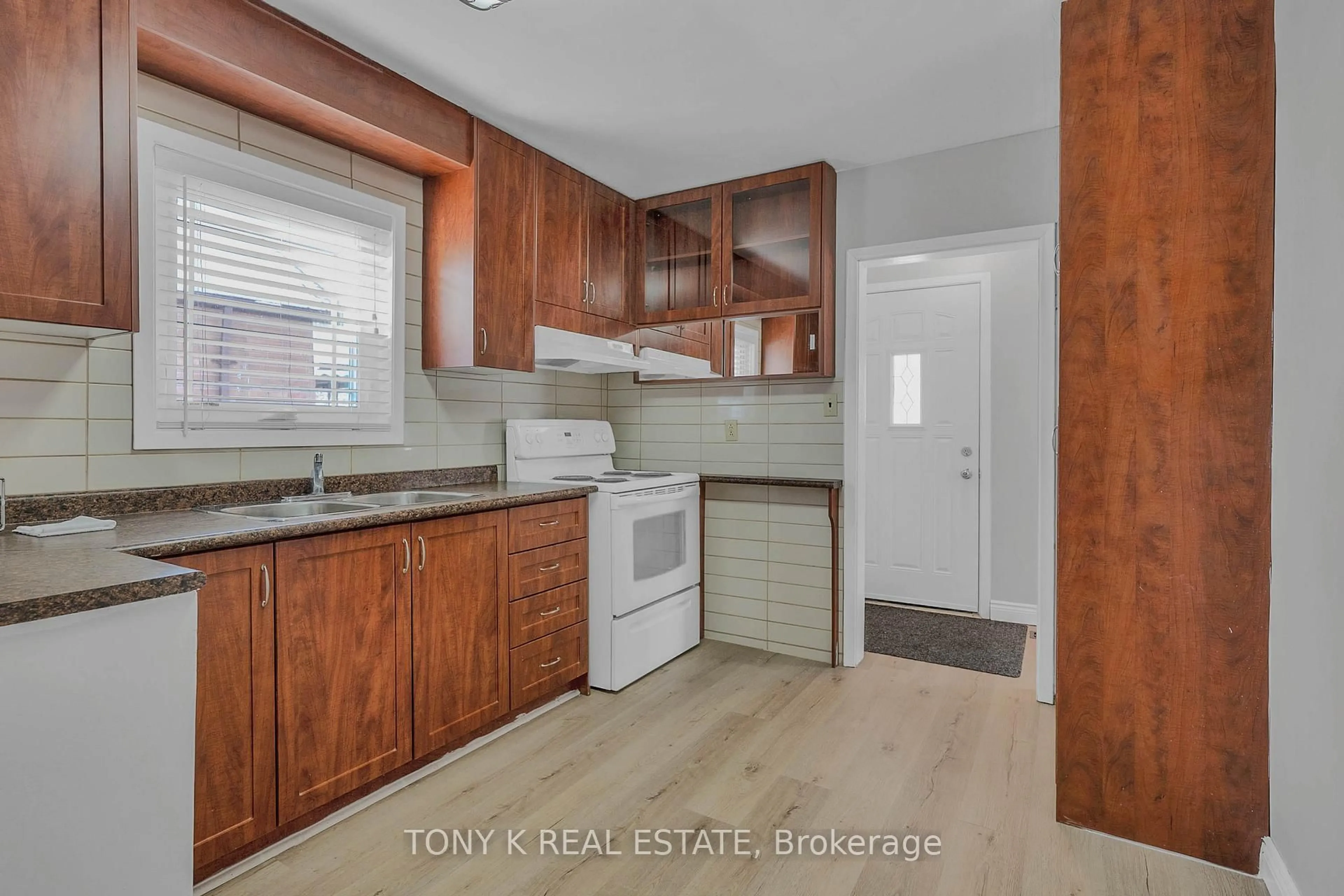 Standard kitchen, unknown for 55 Roebuck Dr, Toronto Ontario M1K 2H6