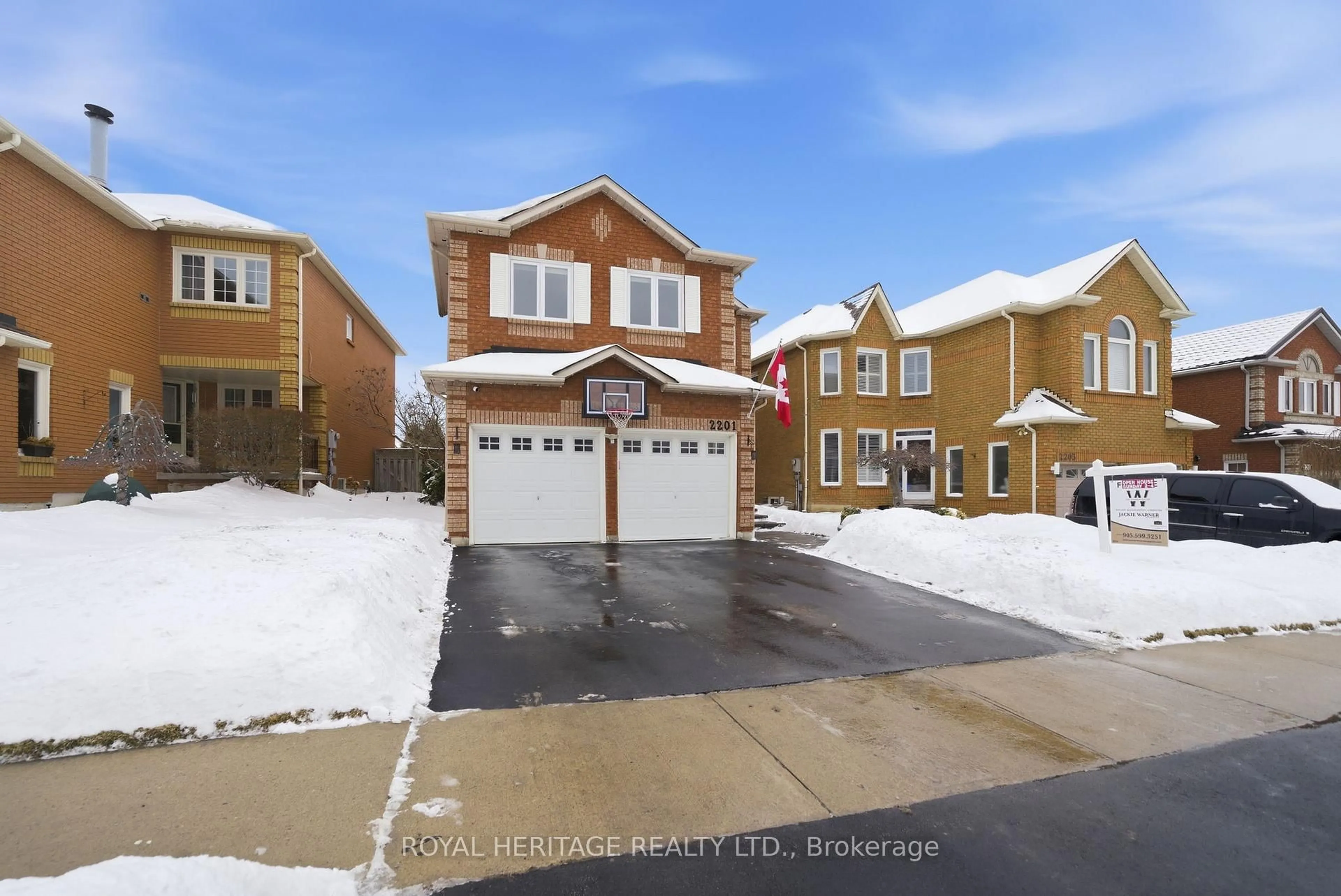 A pic from outside/outdoor area/front of a property/back of a property/a pic from drone, street for 2201 Wildwood Cres, Pickering Ontario L1X 2R6