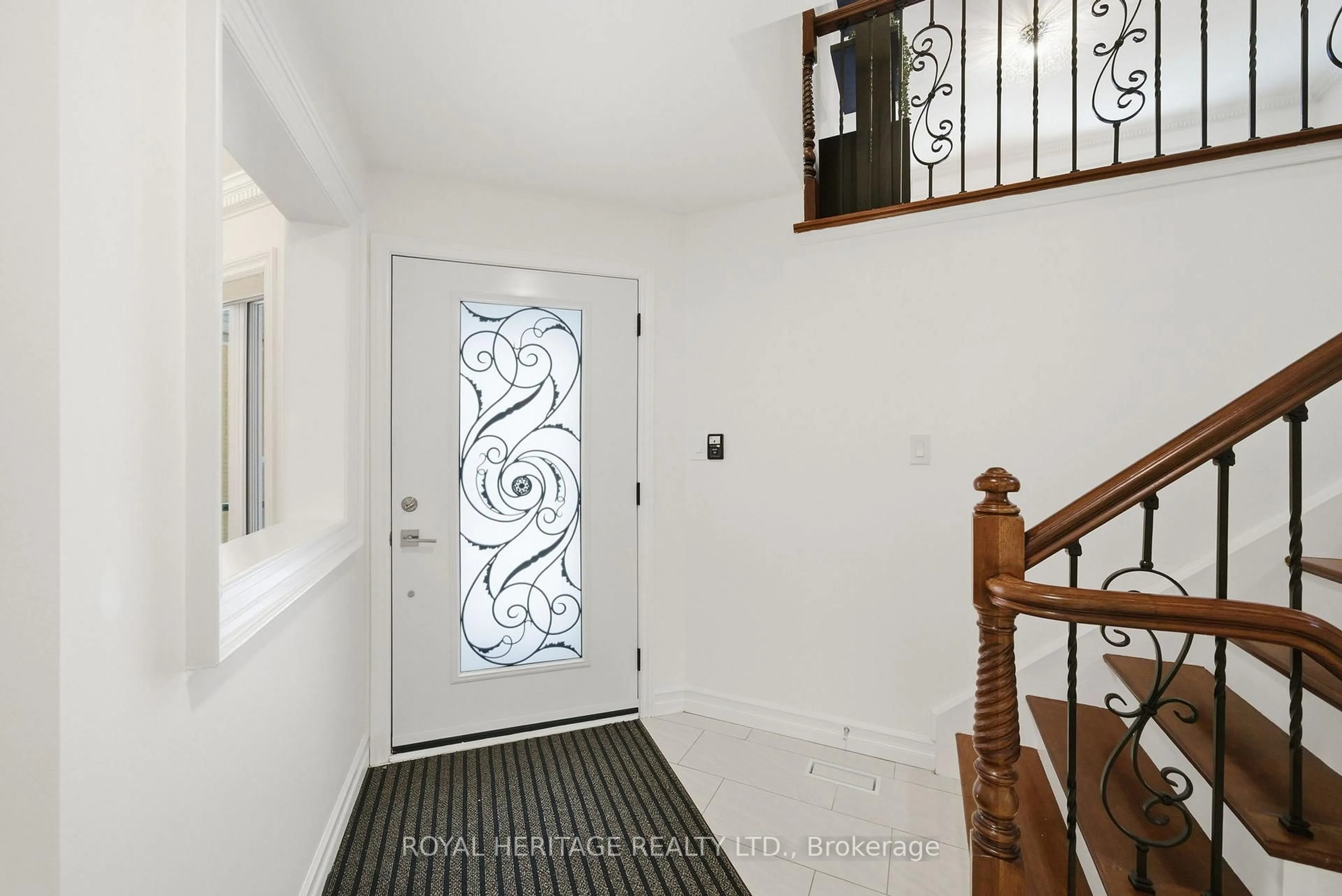 Indoor entryway for 2201 Wildwood Cres, Pickering Ontario L1X 2R6