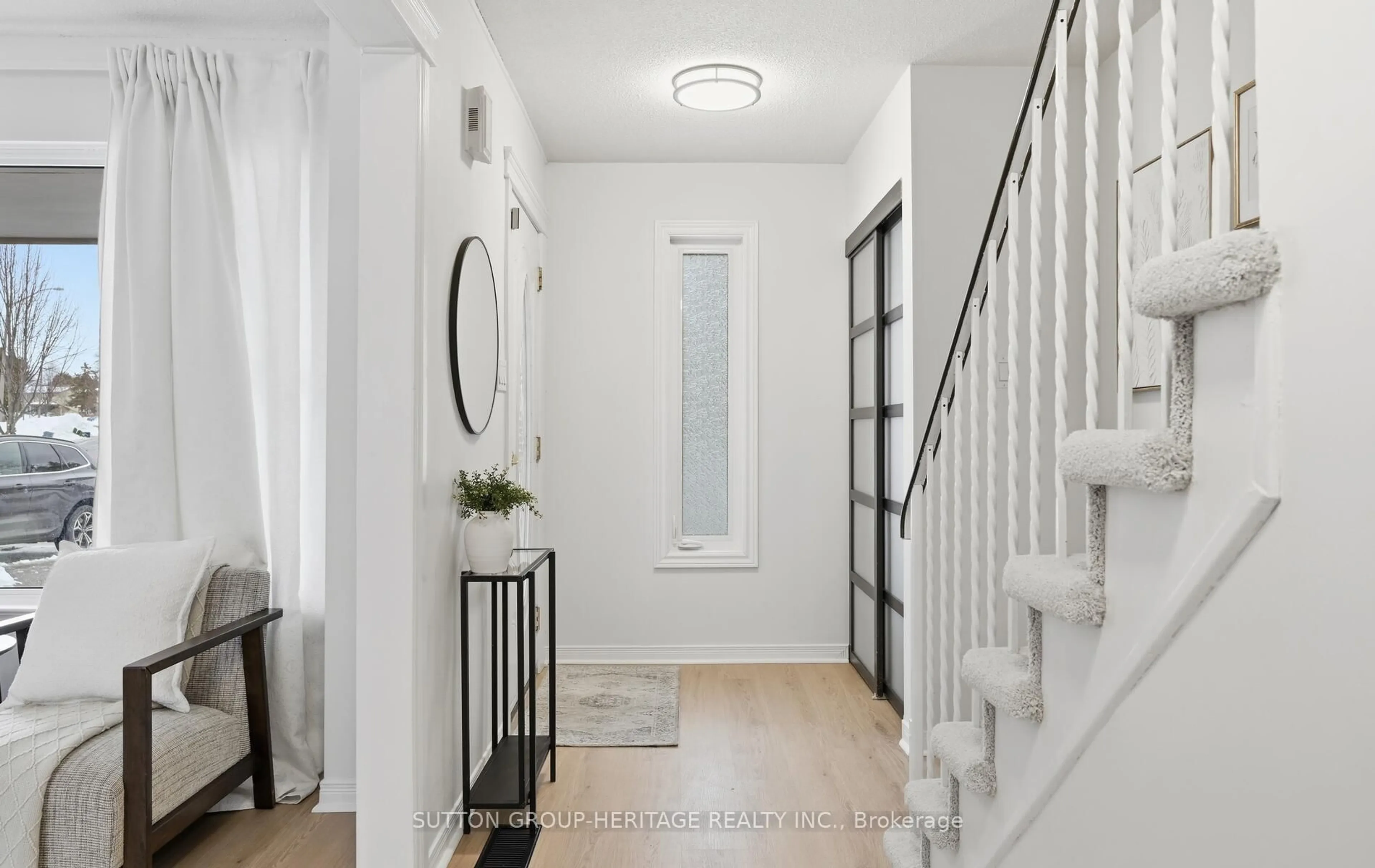 Indoor entryway for 470 Gaylord Dr, Oshawa Ontario L1K 1L5