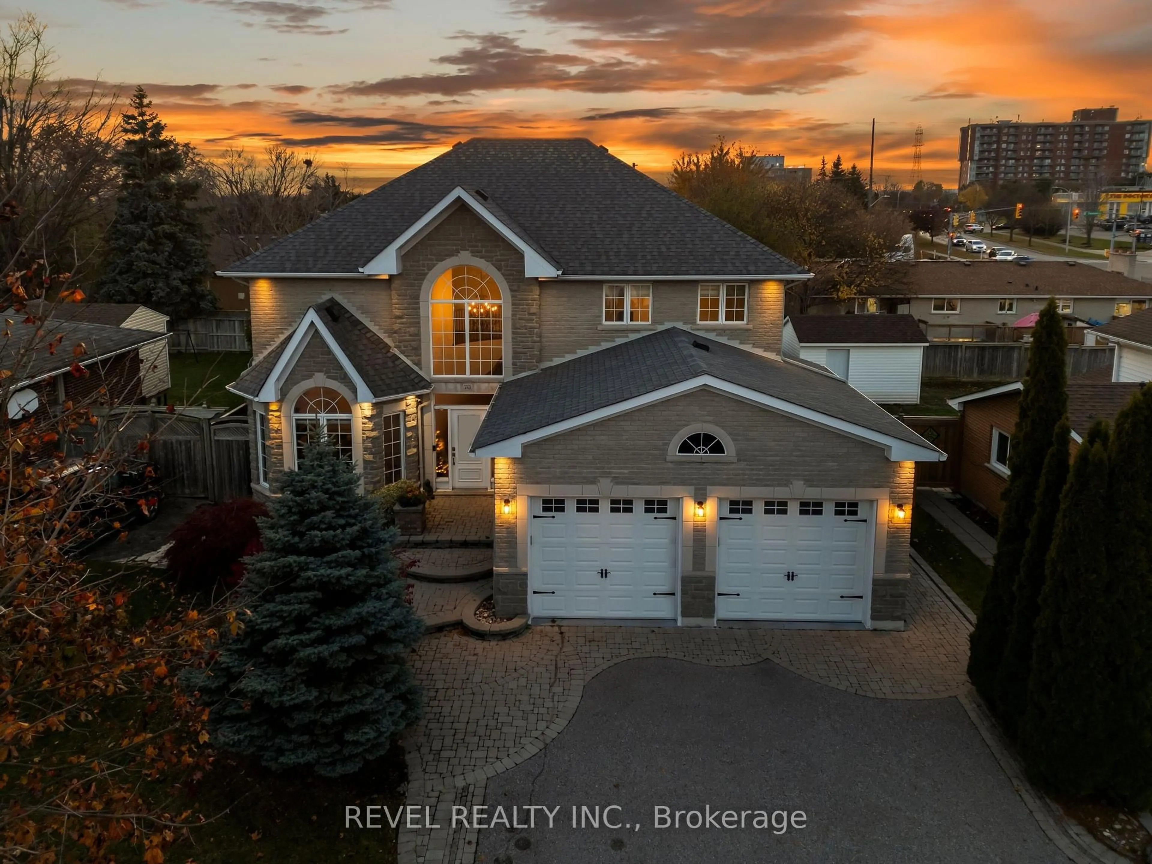 A pic from outside/outdoor area/front of a property/back of a property/a pic from drone, unknown for 70 Applewood Cres, Whitby Ontario L1N 2E6