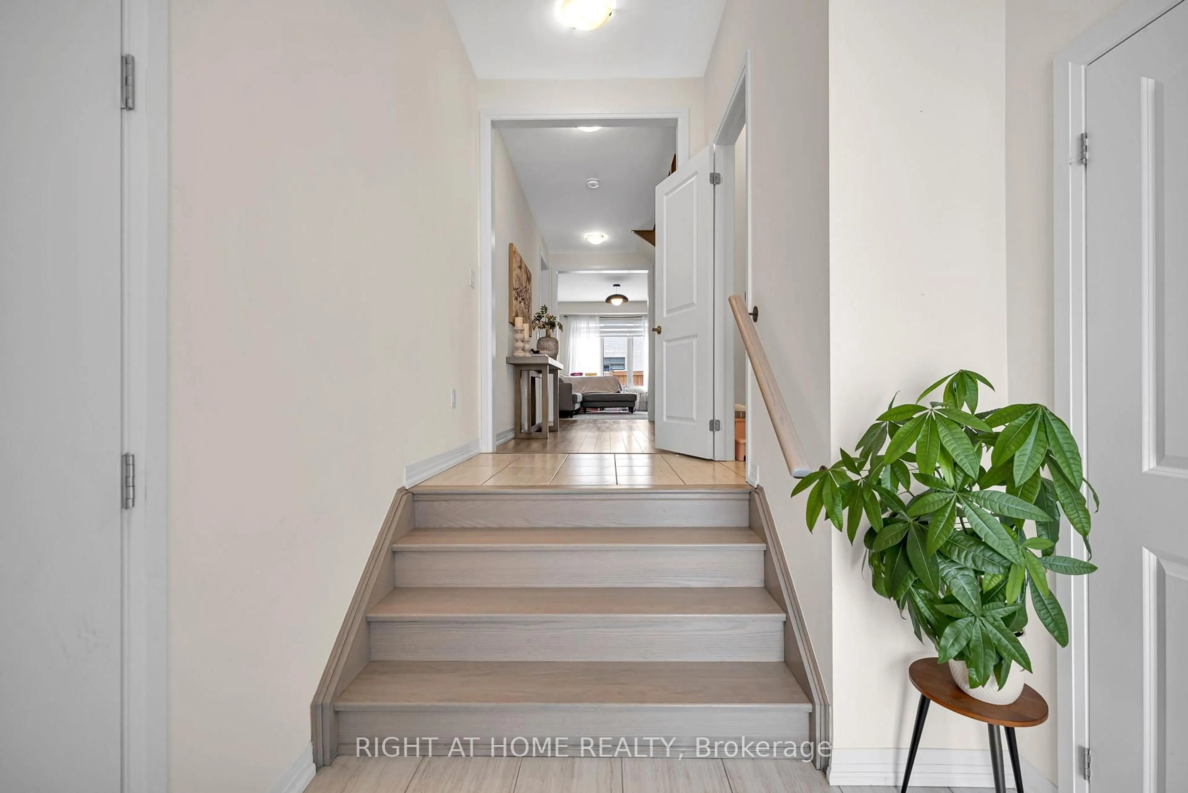 Indoor foyer for 132 Ogston Cres, Whitby Ontario L1P 0H3