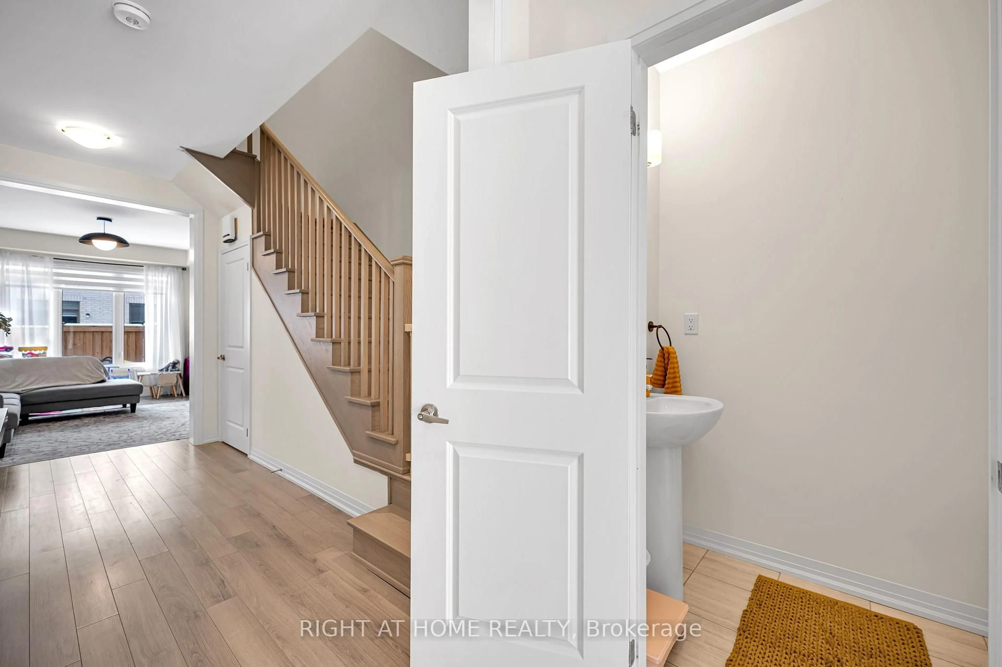 Indoor entryway for 132 Ogston Cres, Whitby Ontario L1P 0H3