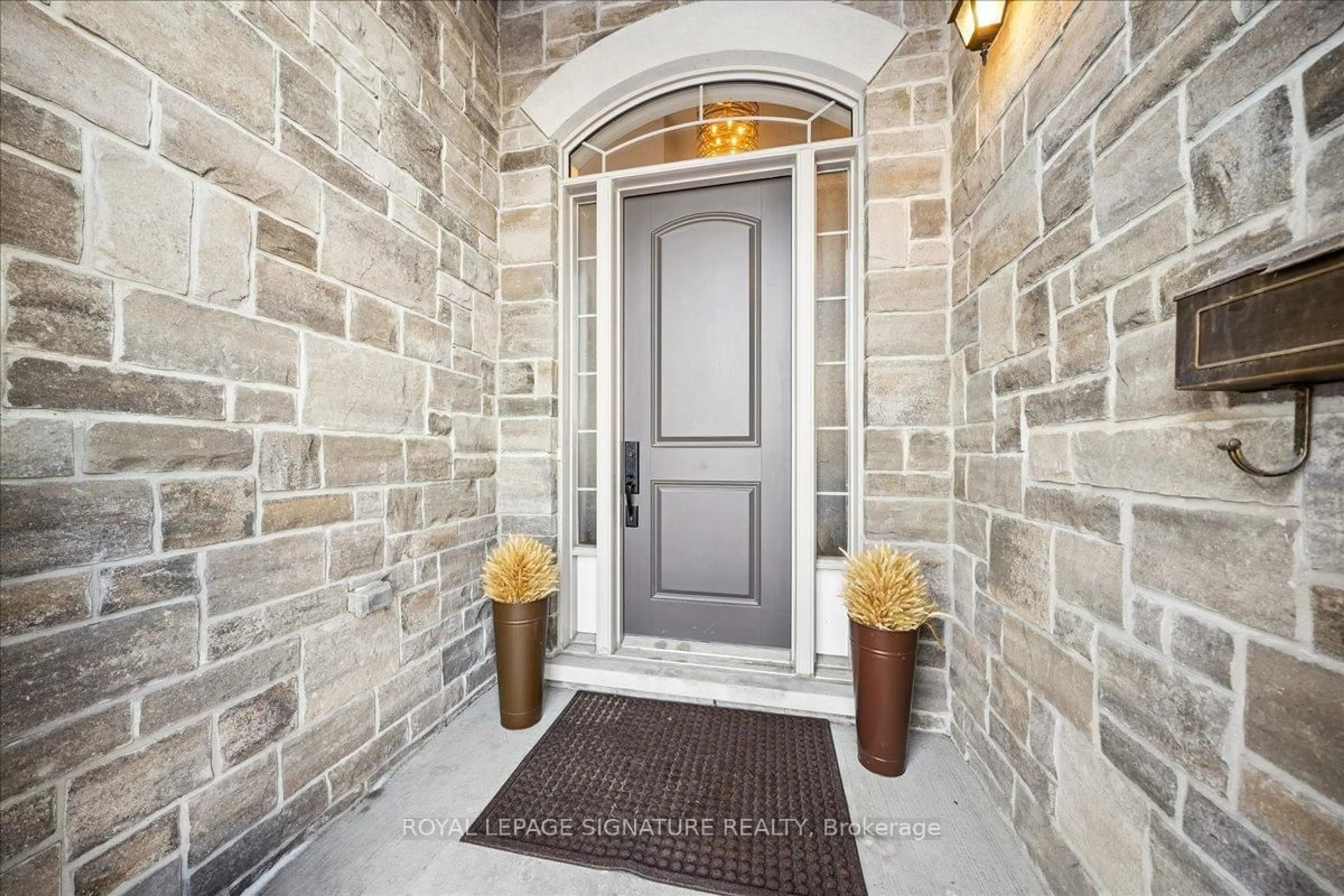 Indoor entryway for 398 Frontier Crt, Pickering Ontario L1W 4A9
