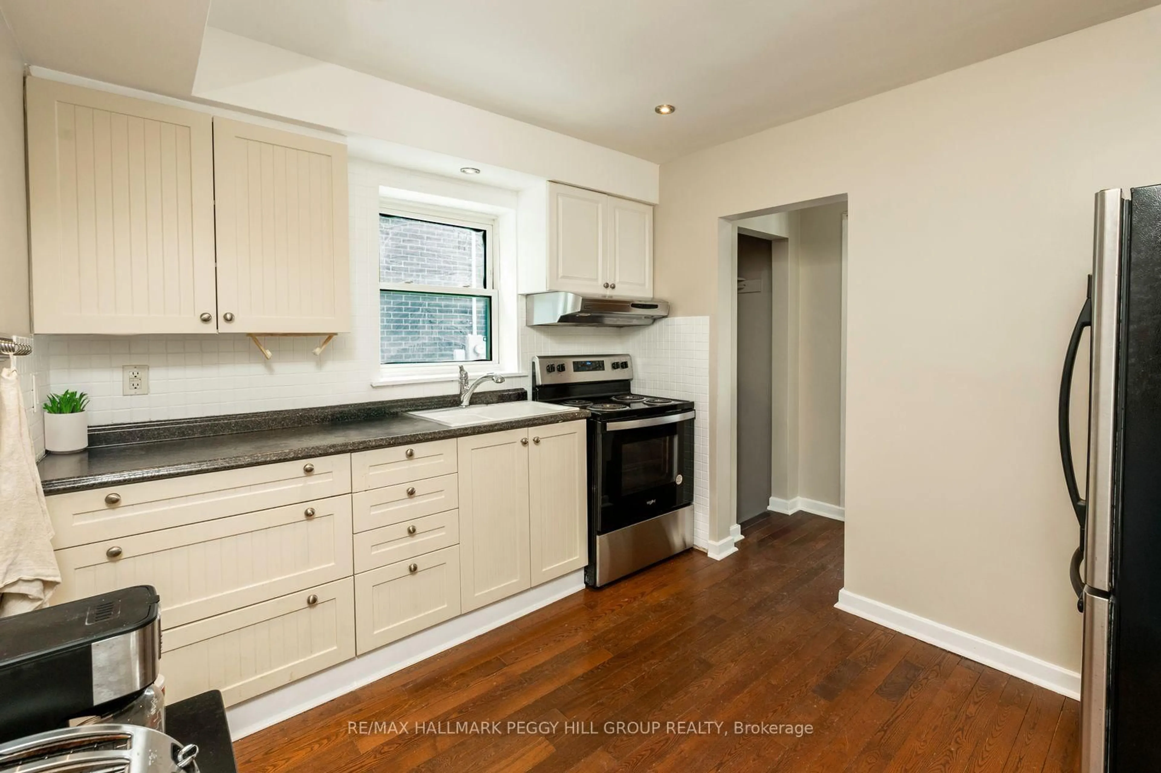 Standard kitchen, wood/laminate floor for 425 Livingston Rd, Toronto Ontario M1E 1M5
