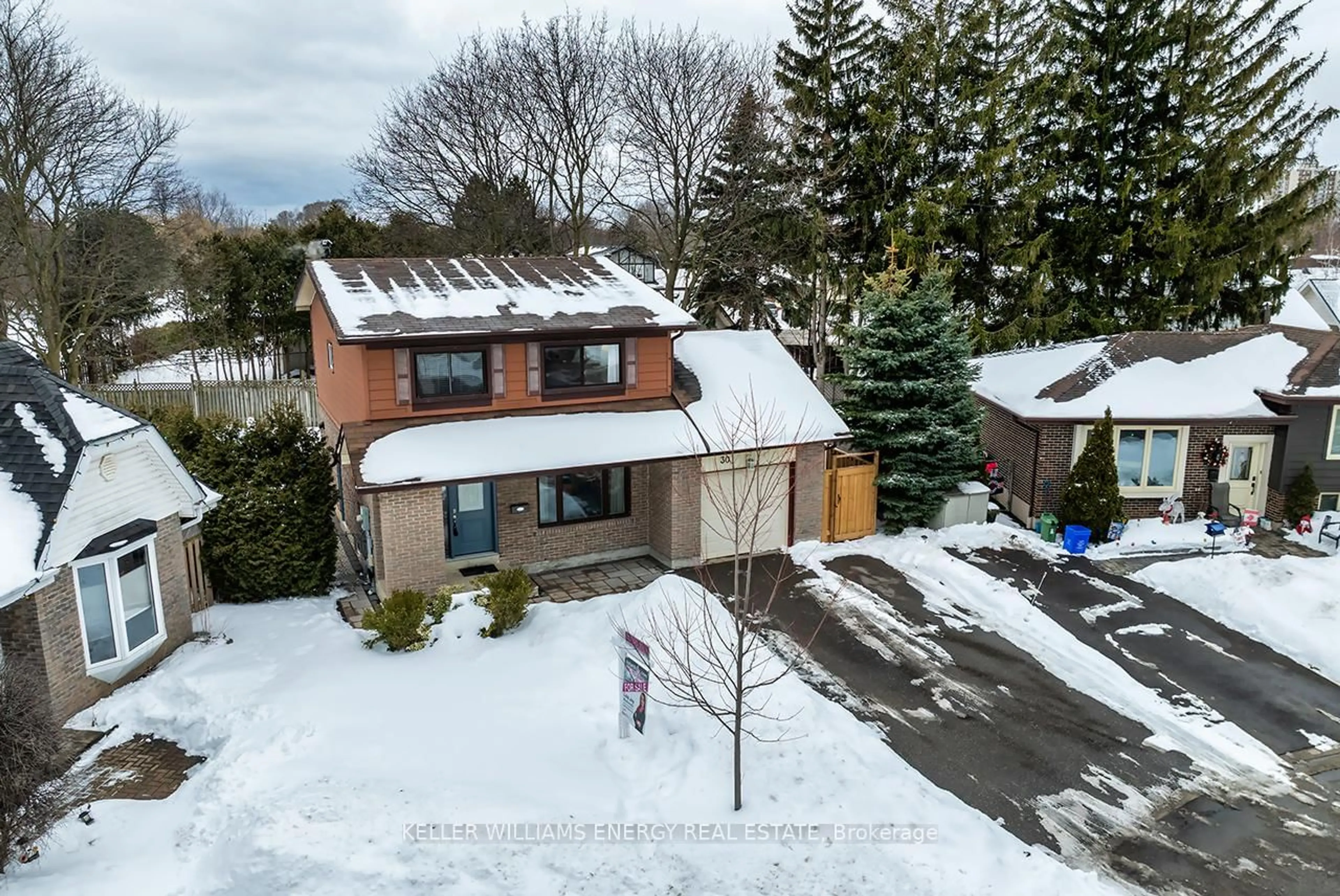 A pic from outside/outdoor area/front of a property/back of a property/a pic from drone, street for 30 Glenmount Crt, Whitby Ontario L1N 5M8