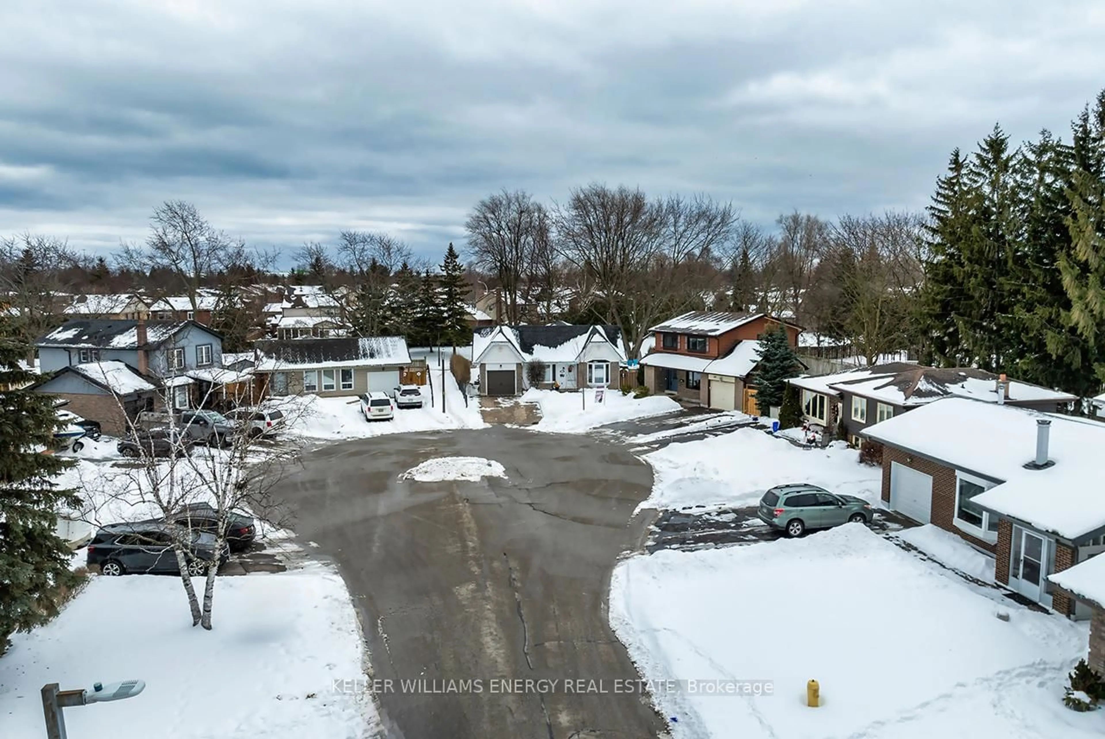 A pic from outside/outdoor area/front of a property/back of a property/a pic from drone, street for 30 Glenmount Crt, Whitby Ontario L1N 5M8