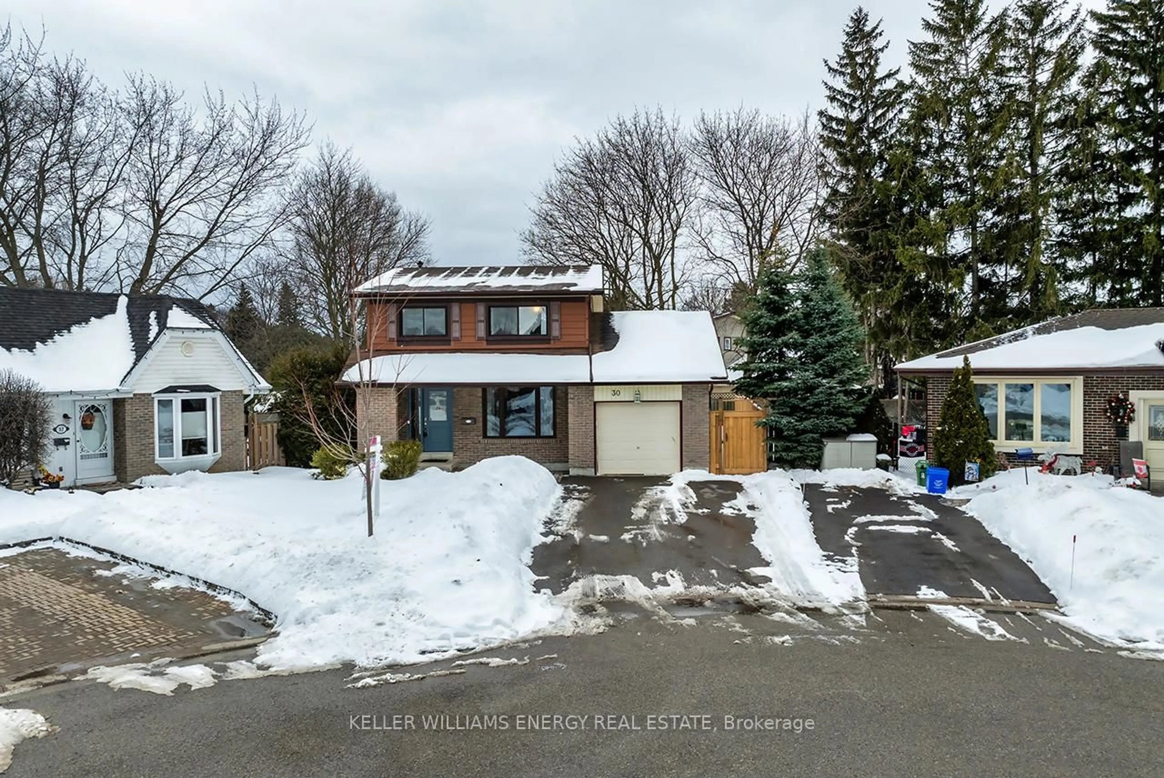 A pic from outside/outdoor area/front of a property/back of a property/a pic from drone, street for 30 Glenmount Crt, Whitby Ontario L1N 5M8
