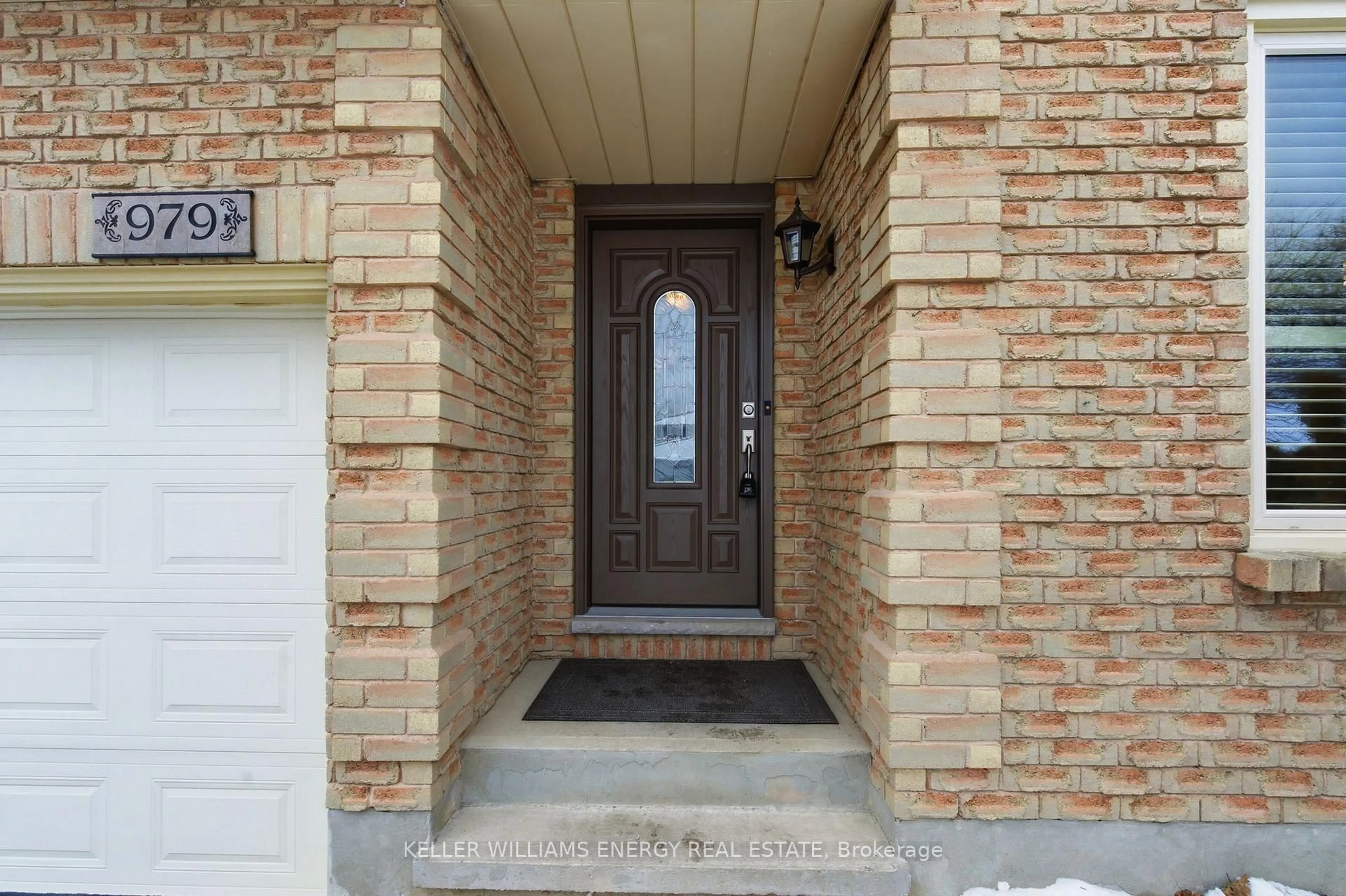 Indoor entryway for 979 Peggoty Circ, Oshawa Ontario L1K 2G5