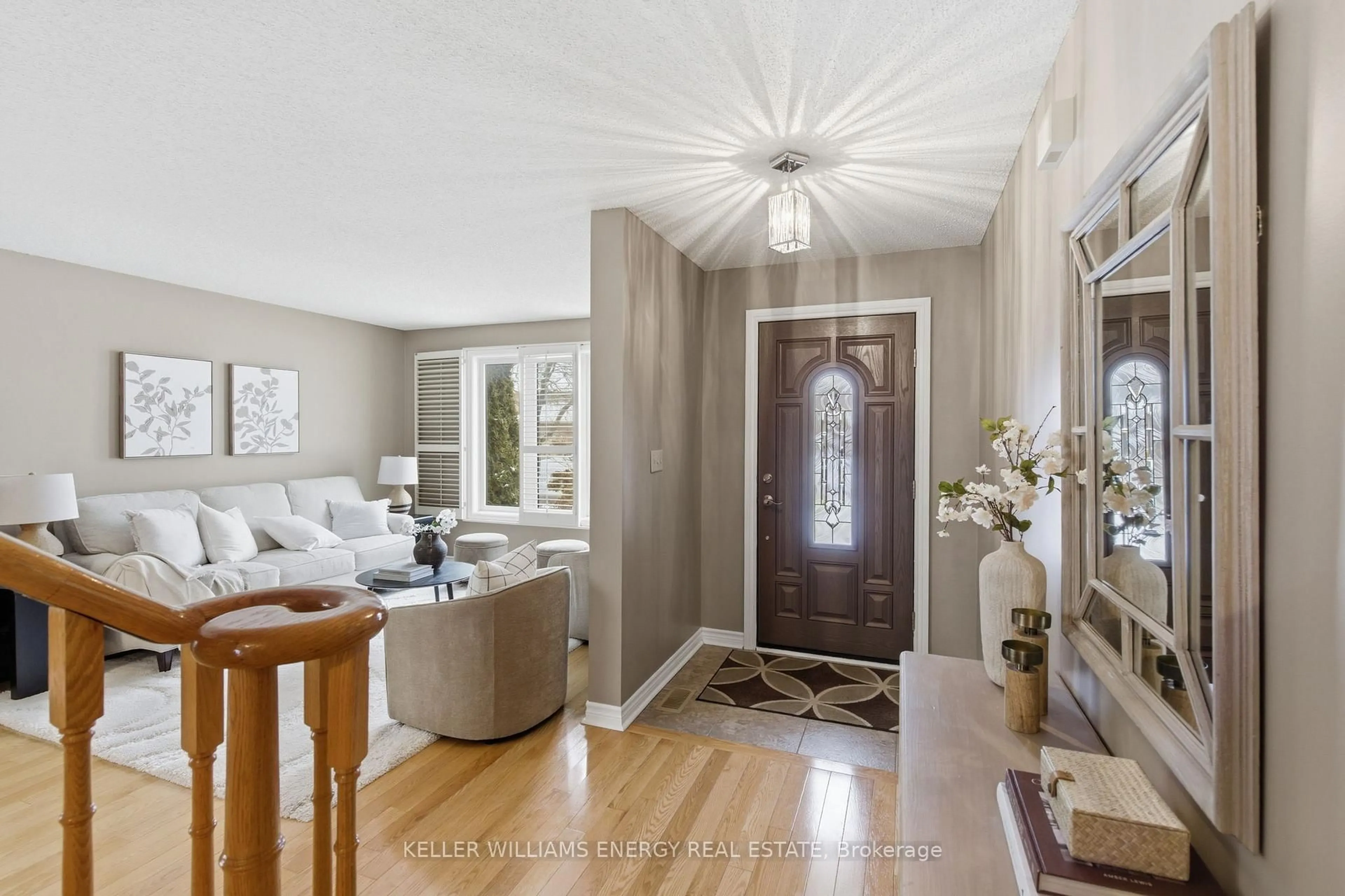 Indoor entryway for 979 Peggoty Circ, Oshawa Ontario L1K 2G5