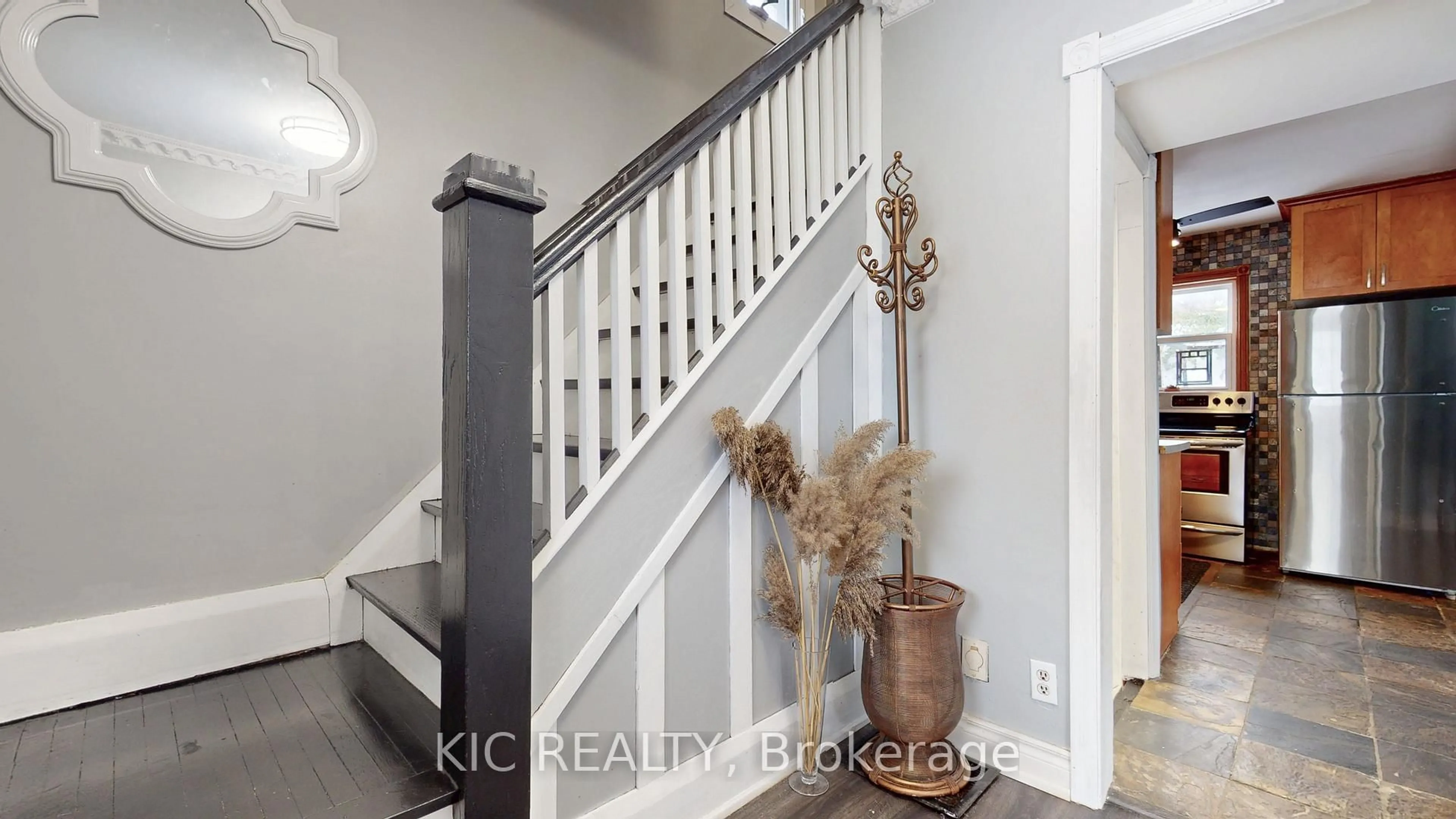 Indoor entryway for 200 Oshawa Blvd, Oshawa Ontario L1G 5S9