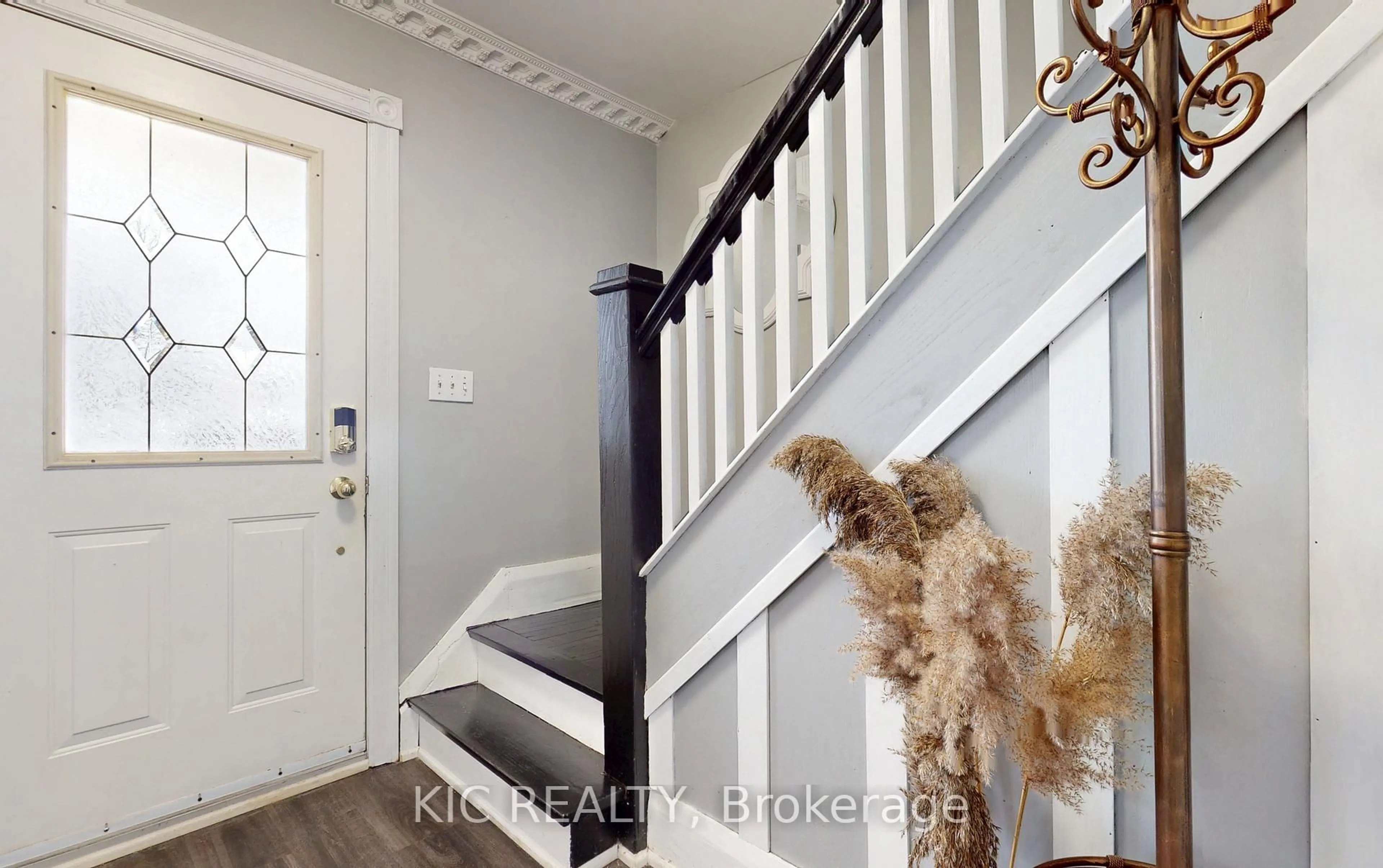 Indoor entryway for 200 Oshawa Blvd, Oshawa Ontario L1G 5S9