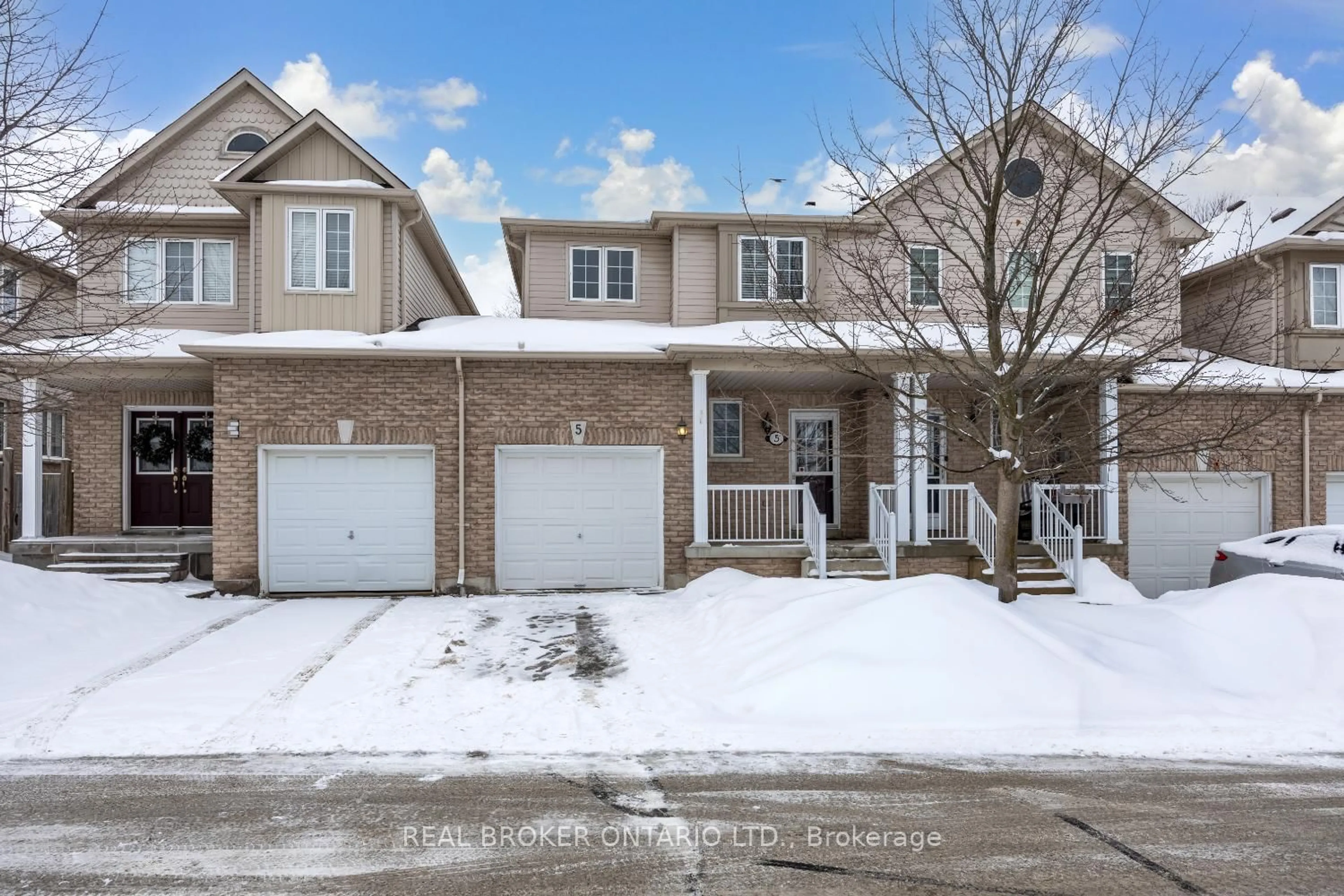 A pic from outside/outdoor area/front of a property/back of a property/a pic from drone, street for 253 Sprucewood Cres #5, Clarington Ontario L1C 0G6