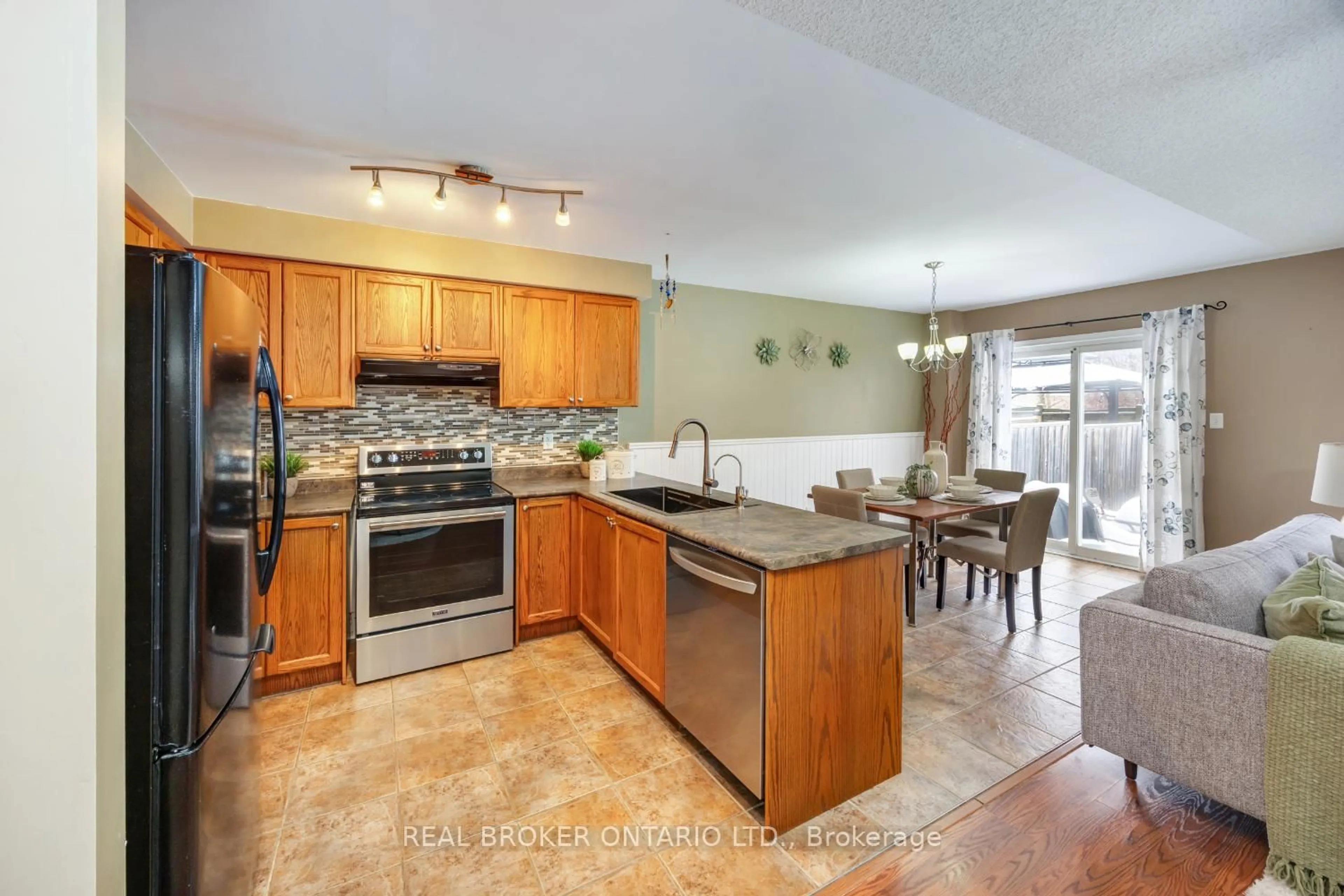Open concept kitchen, ceramic/tile floor for 253 Sprucewood Cres #5, Clarington Ontario L1C 0G6