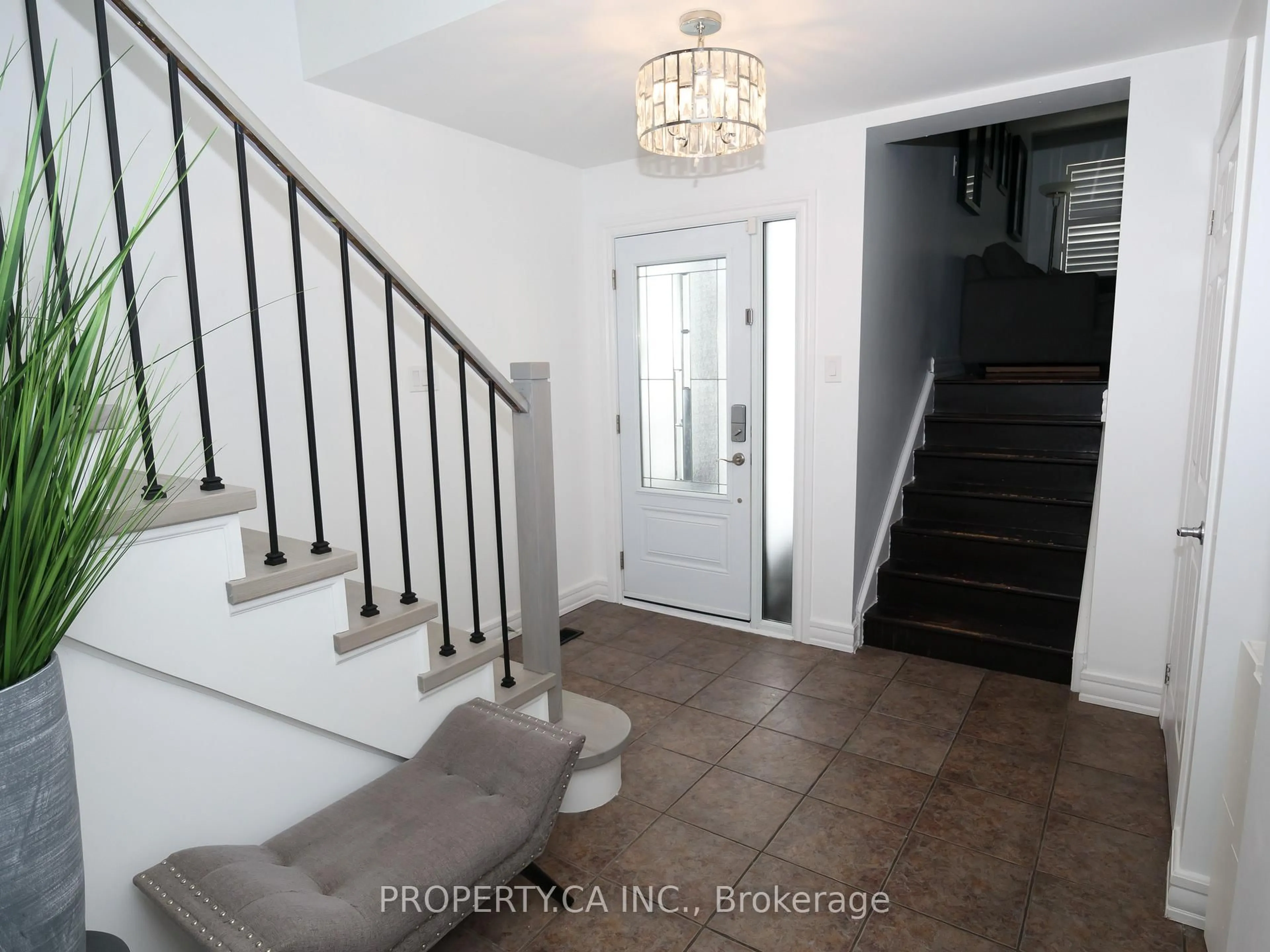 Indoor entryway for 34 Sawdon Dr, Whitby Ontario L1N 8C3