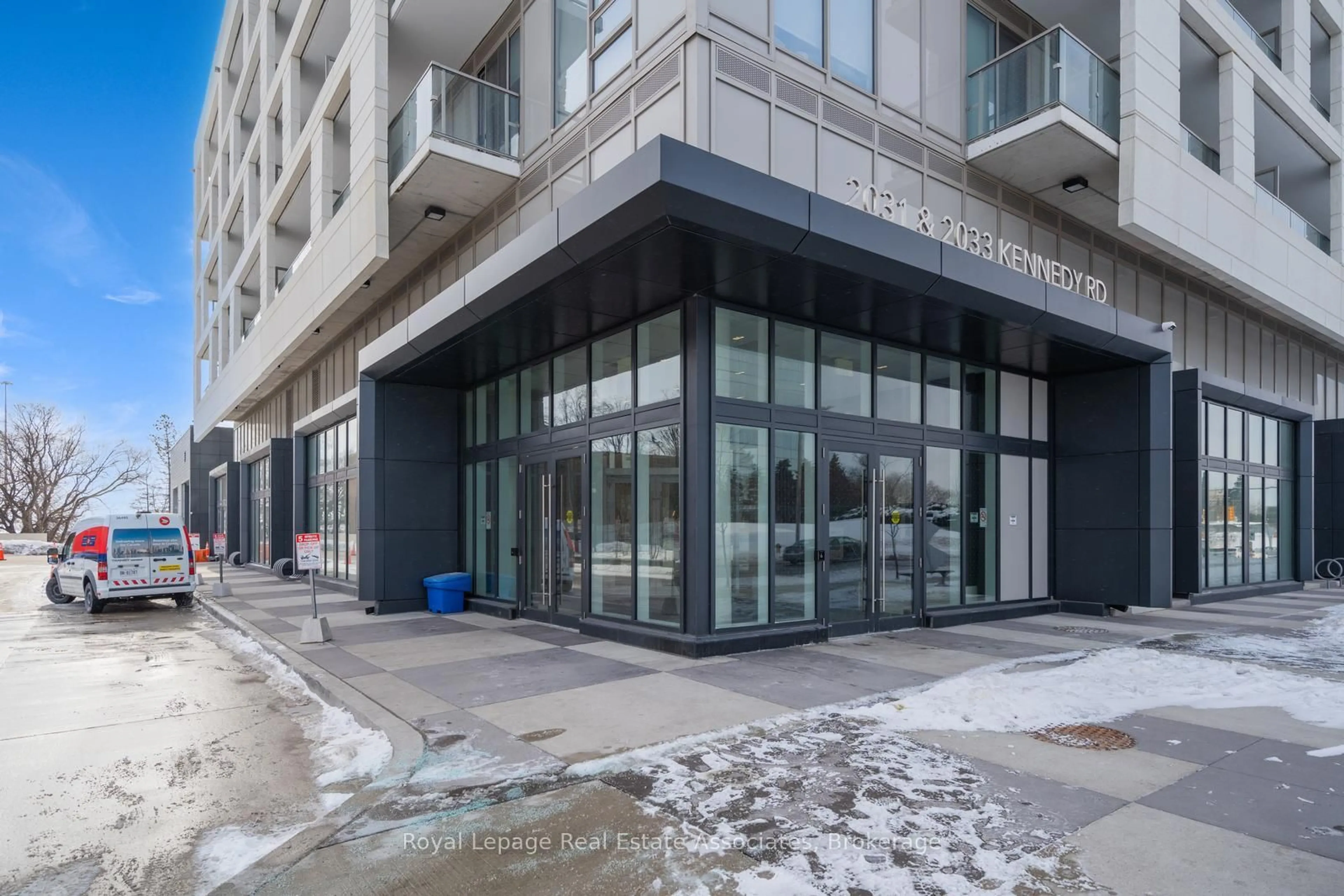 Indoor foyer for 2033 Kennedy Rd #2205, Toronto Ontario M1T 3G2