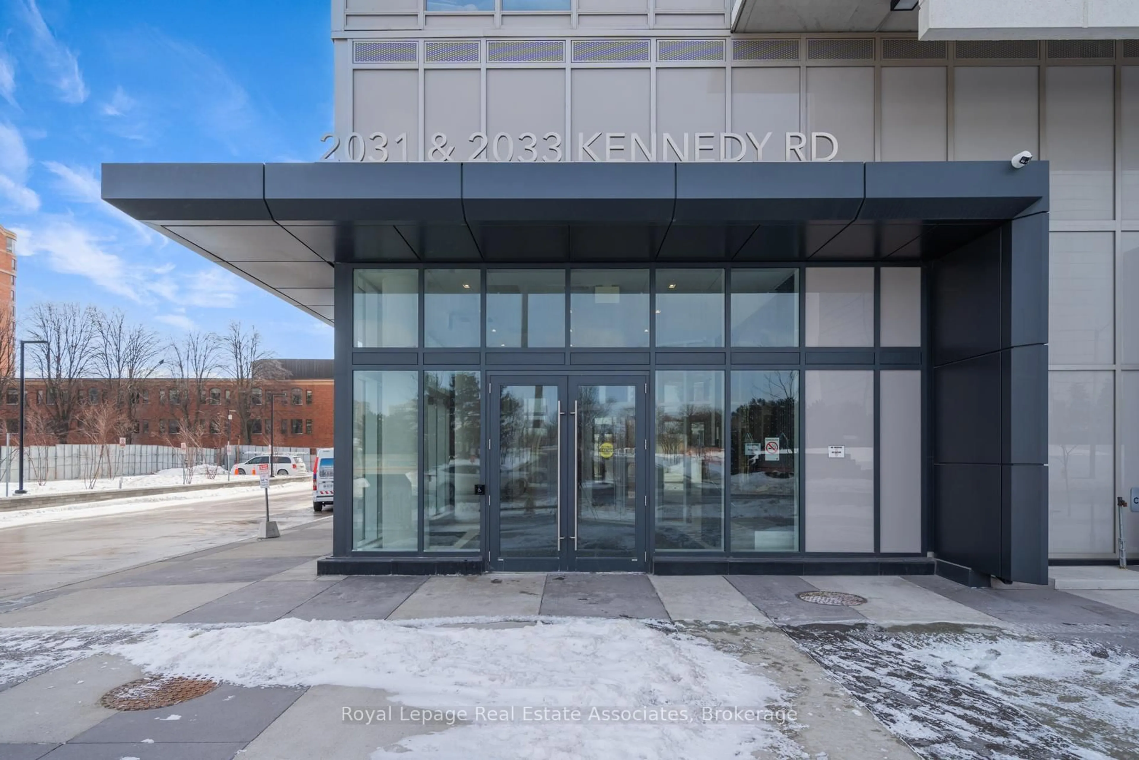 Indoor foyer for 2033 Kennedy Rd #2205, Toronto Ontario M1T 3G2