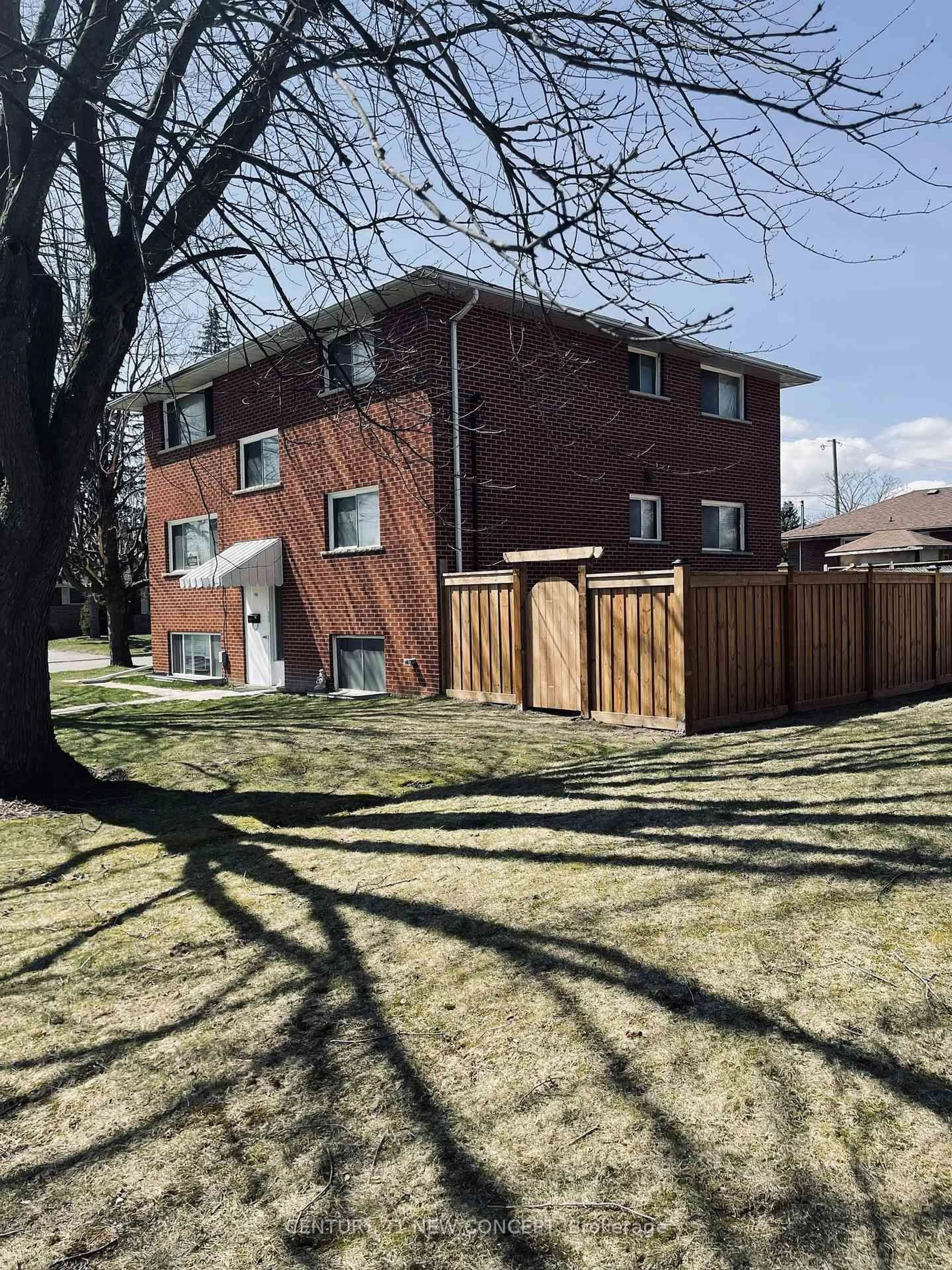 A pic from outside/outdoor area/front of a property/back of a property/a pic from drone, street for 580 Digby Ave, Oshawa Ontario L1G 1W6
