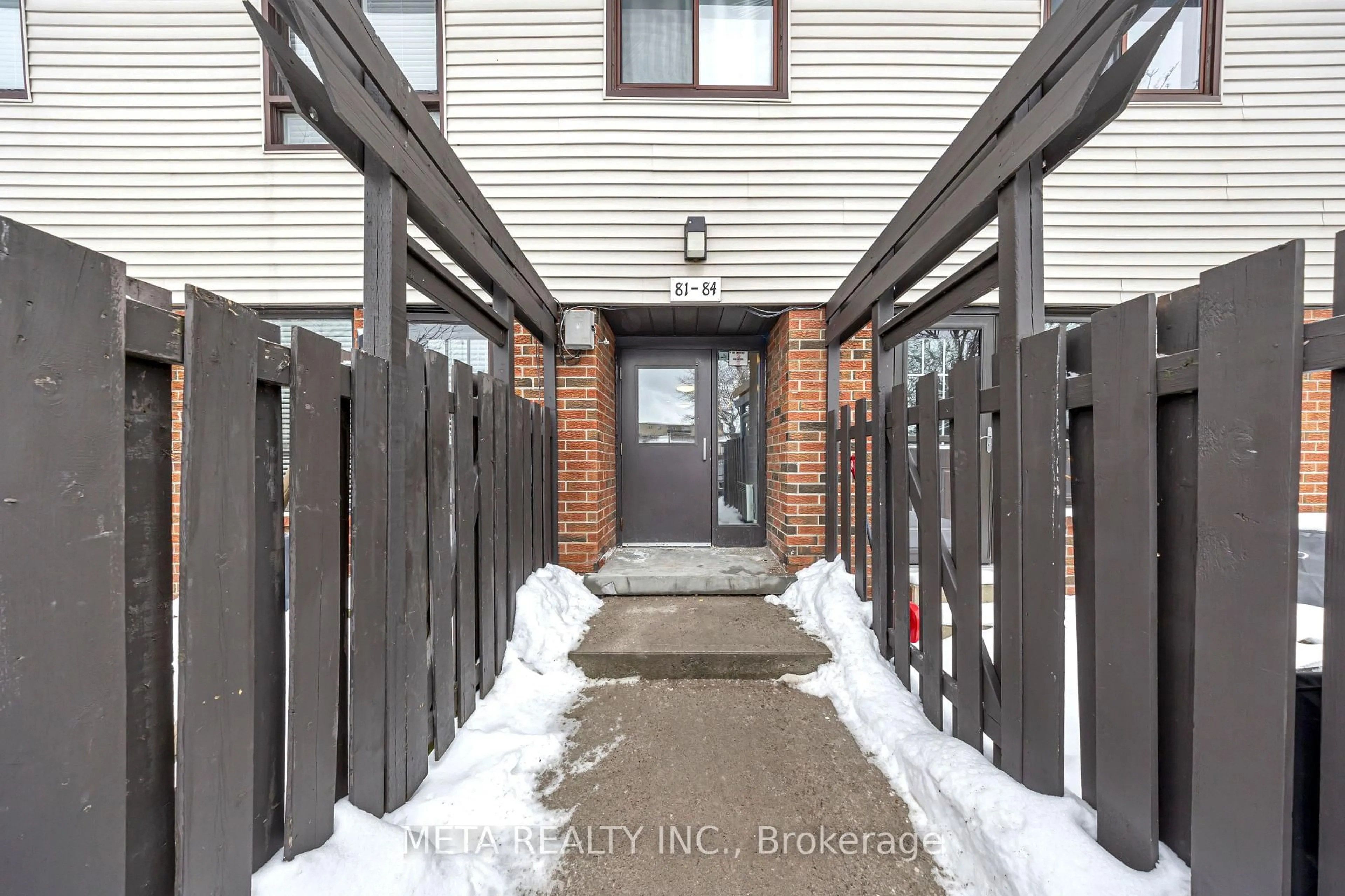 Indoor entryway for 960 Glen St #84, Oshawa Ontario L1J 6E8