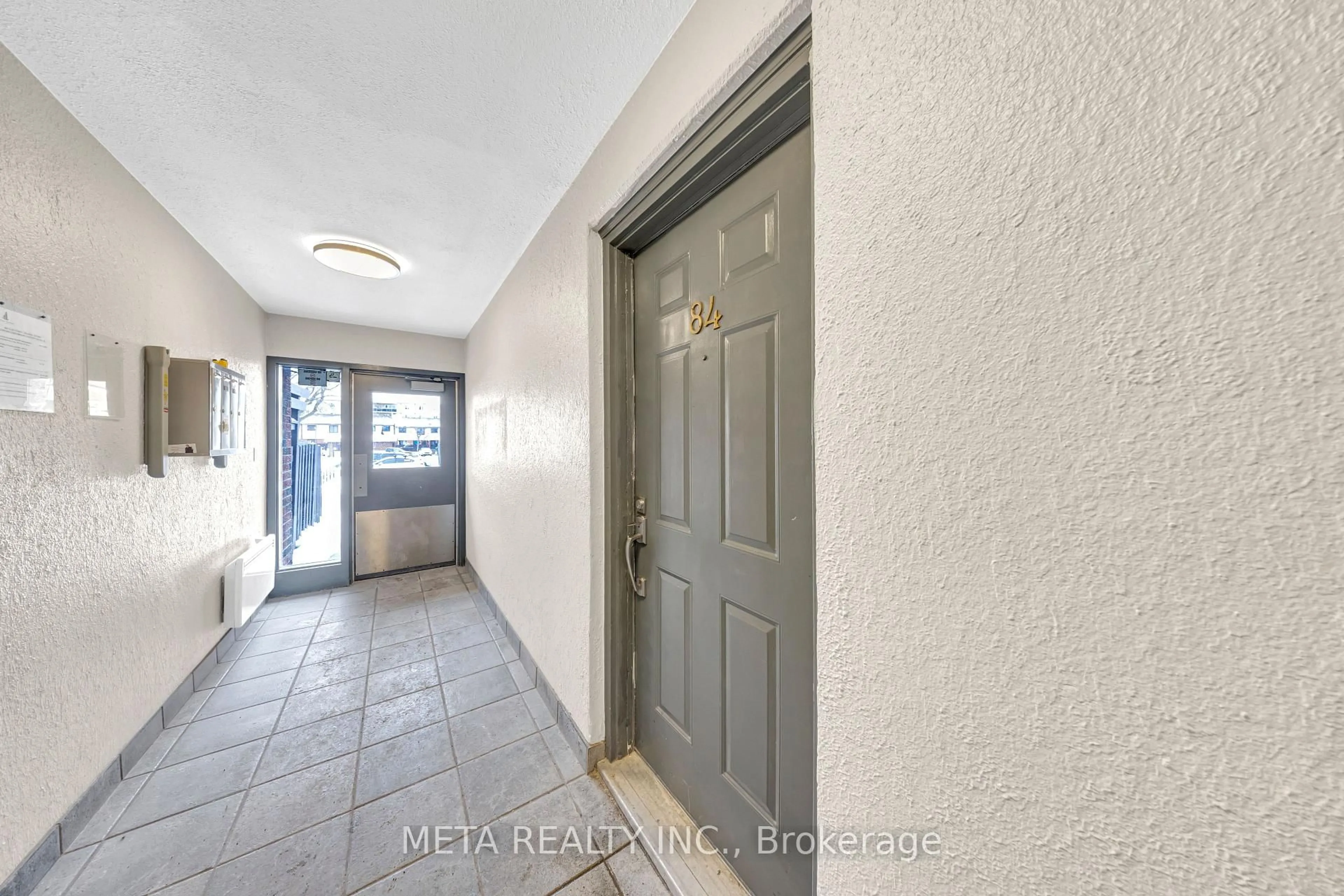 Indoor entryway for 960 Glen St #84, Oshawa Ontario L1J 6E8