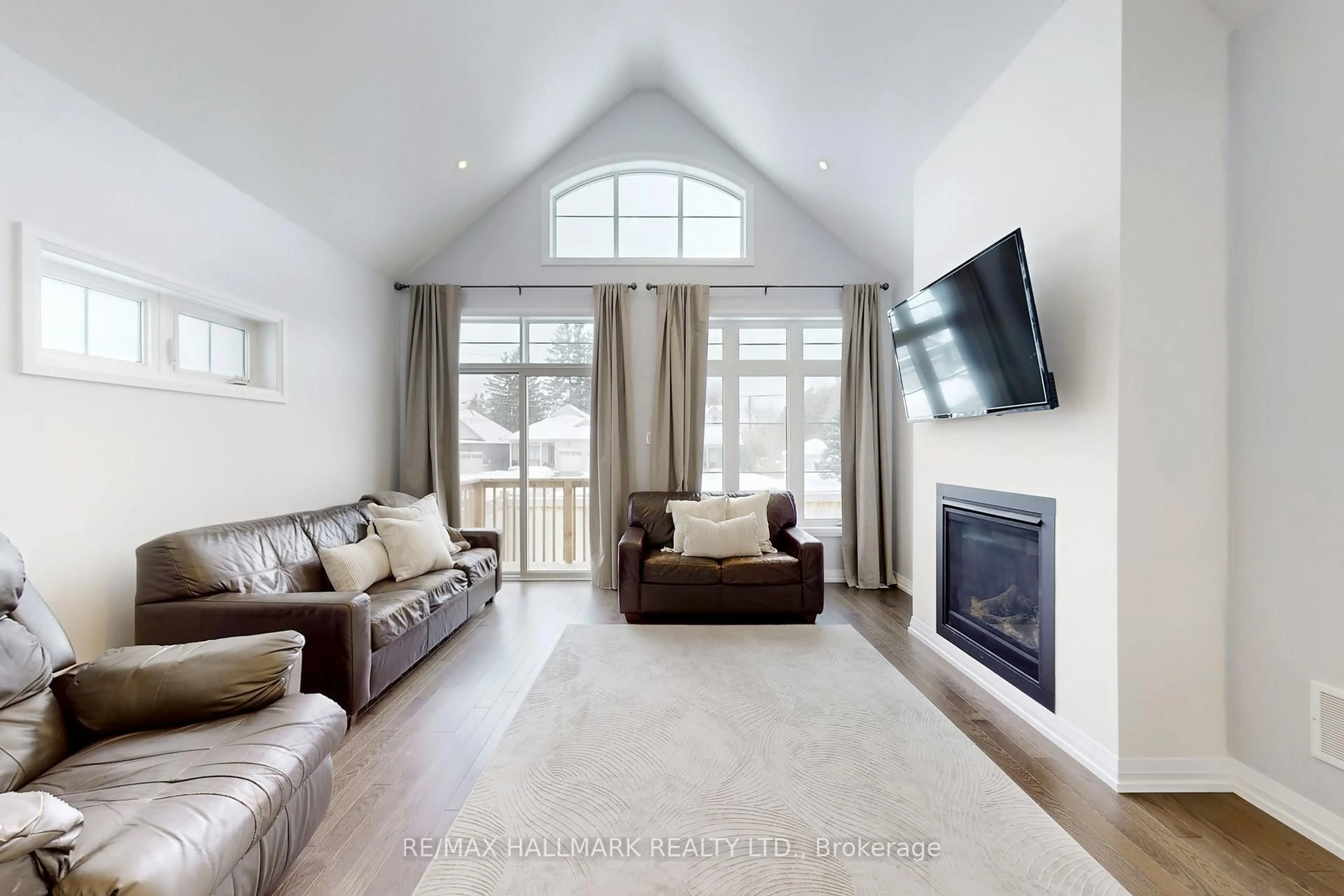 Living room with furniture, unknown for 2 Holtby Crt, Scugog Ontario L9L 0B4