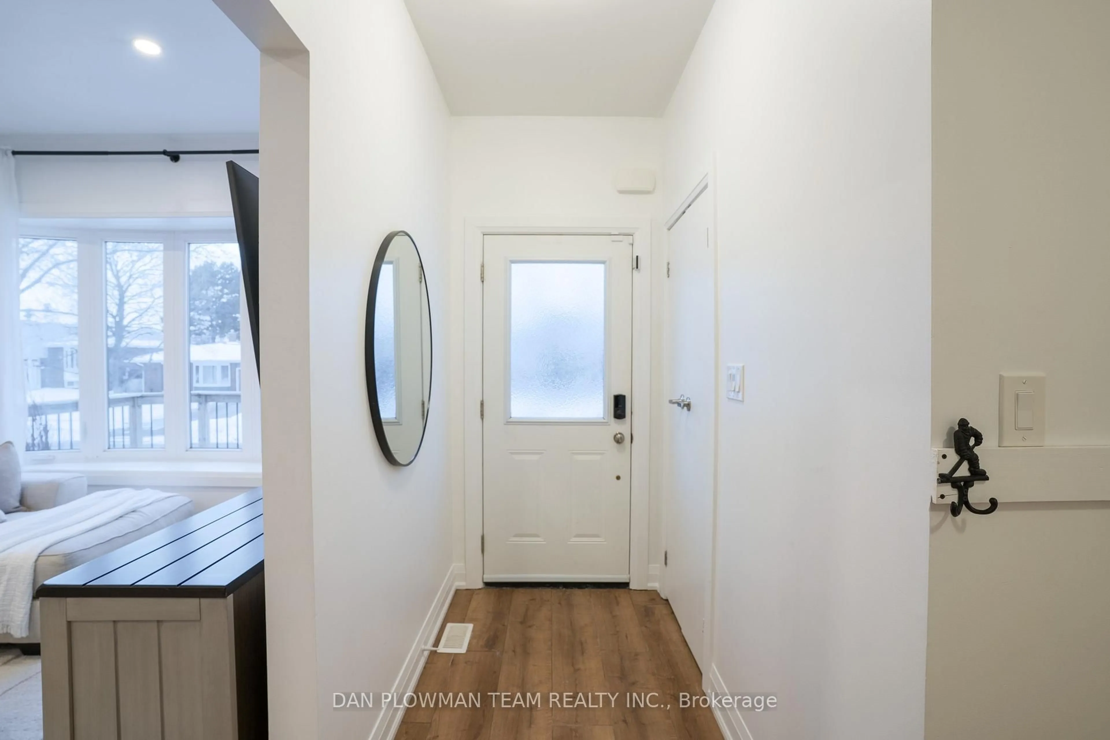 Indoor entryway for 929 Dublin St, Whitby Ontario L1N 1Y9