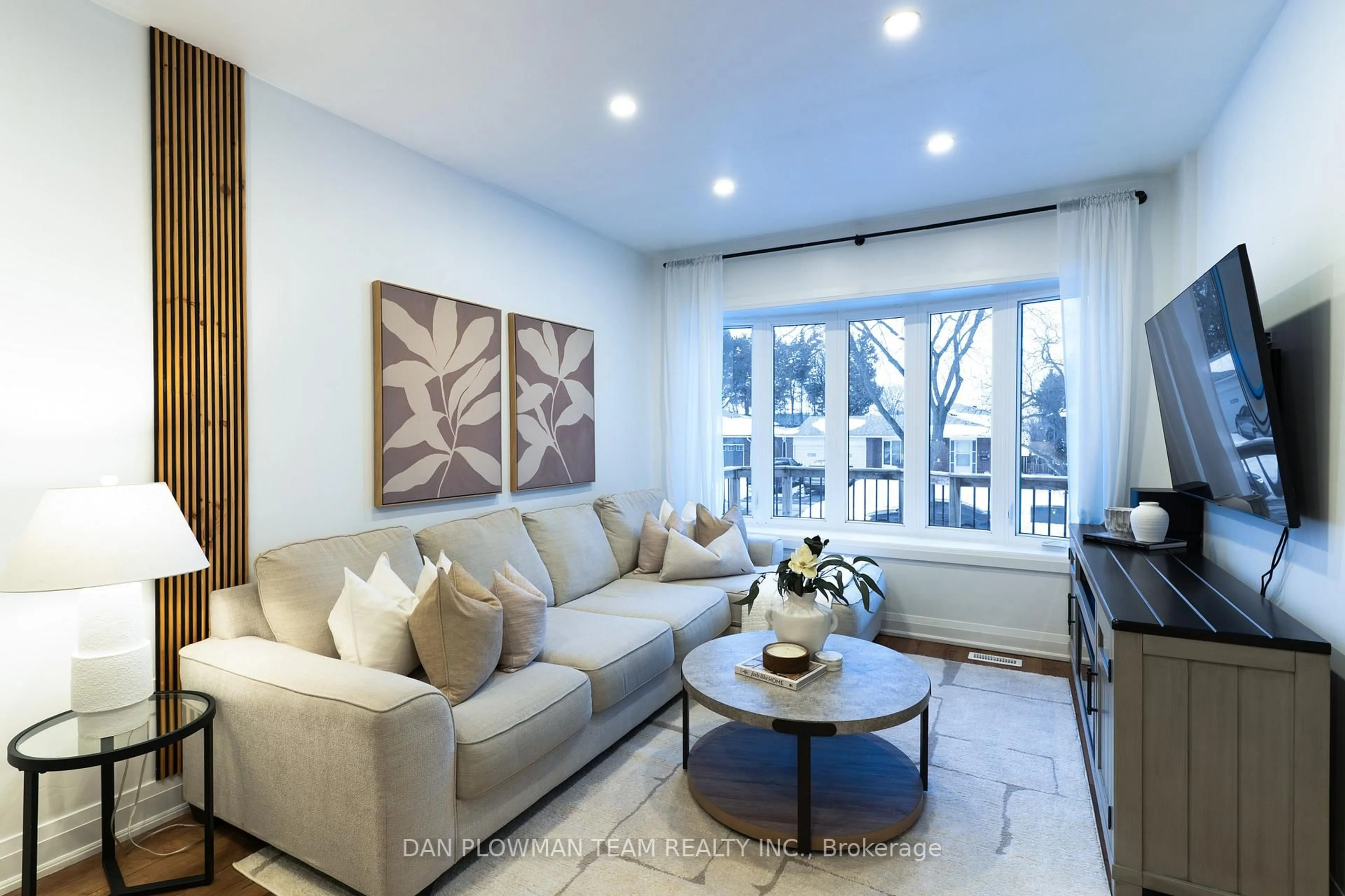 Living room with furniture, unknown for 929 Dublin St, Whitby Ontario L1N 1Y9