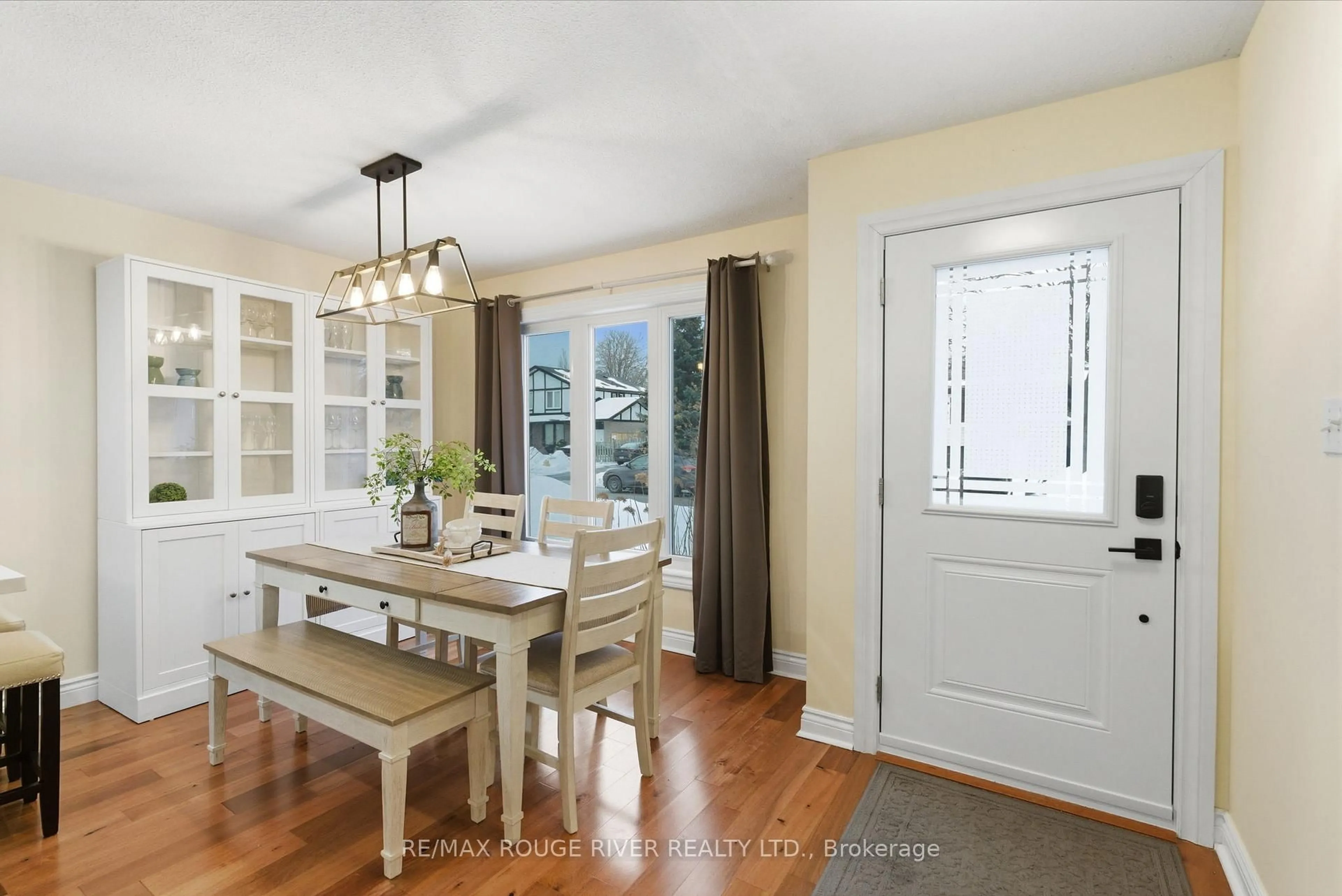 Dining room, unknown for 5 Glenmount Crt, Whitby Ontario L1N 5M7