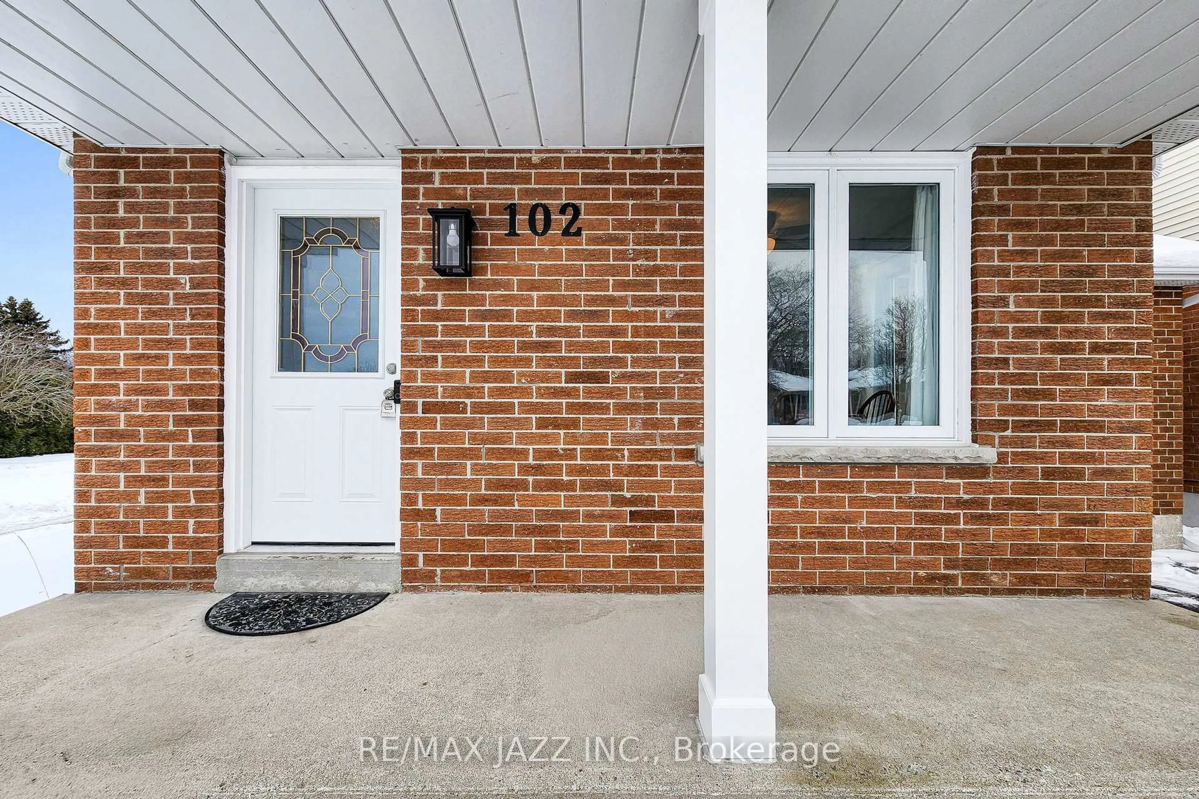 Indoor entryway for 102 Penfound Dr, Clarington Ontario L1C 4B8