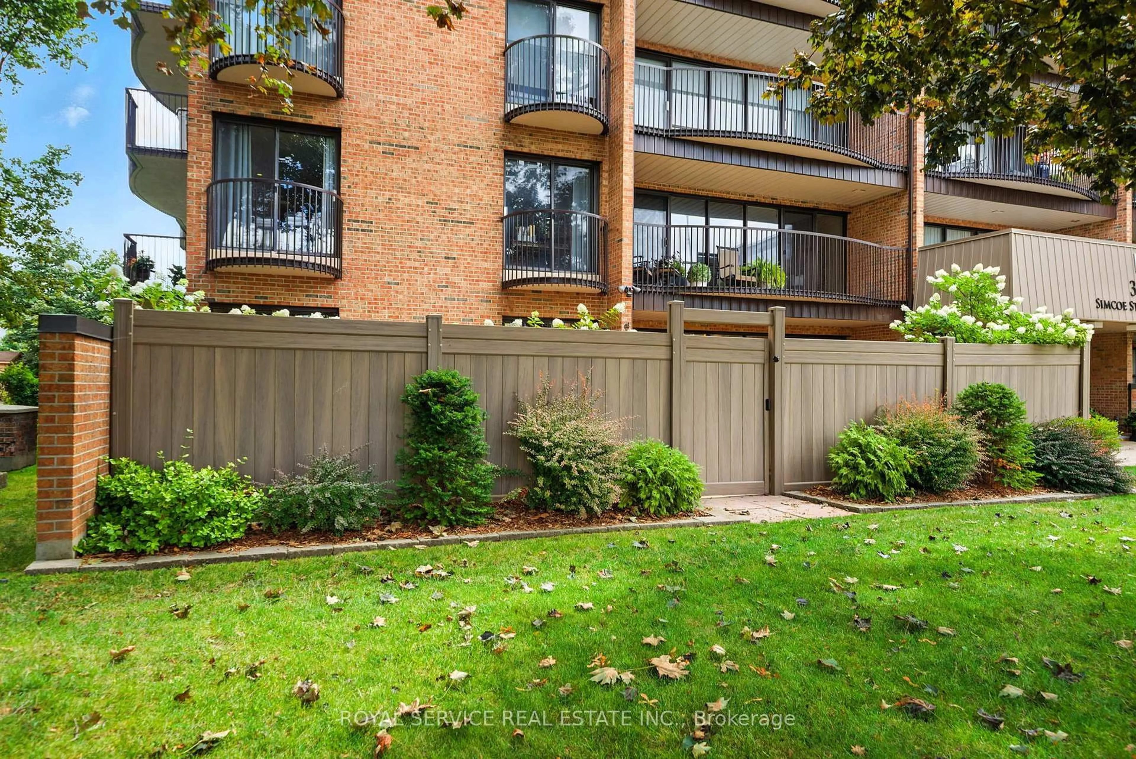 Patio, street for 337 Simcoe St #101, Oshawa Ontario L1G 4T2